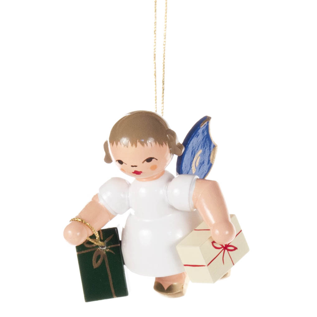Ein Holzengel mit braunen Haaren, blauen Flügeln und einem weißen Kleid hält zwei Geschenke in den Händen. Eins ist grün, das andere weiß. im Dregeno Online Shop günstig kaufen