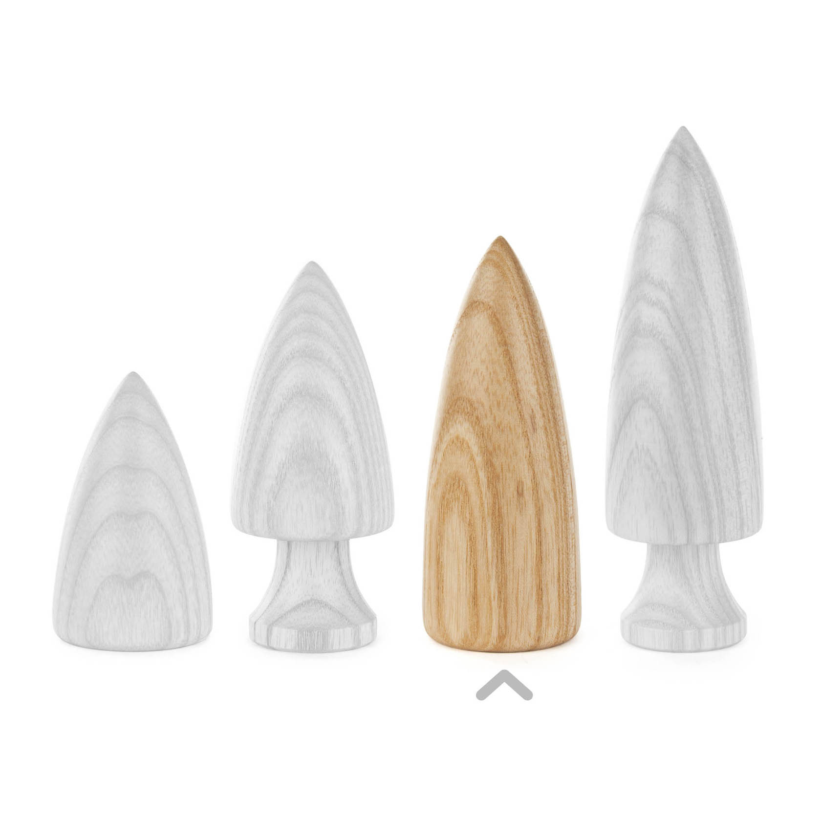 Vier kegelförmige Holzfiguren, drei in Weiß und eine in natürlicher Holzfarbe, die einem Baum ähnelt.