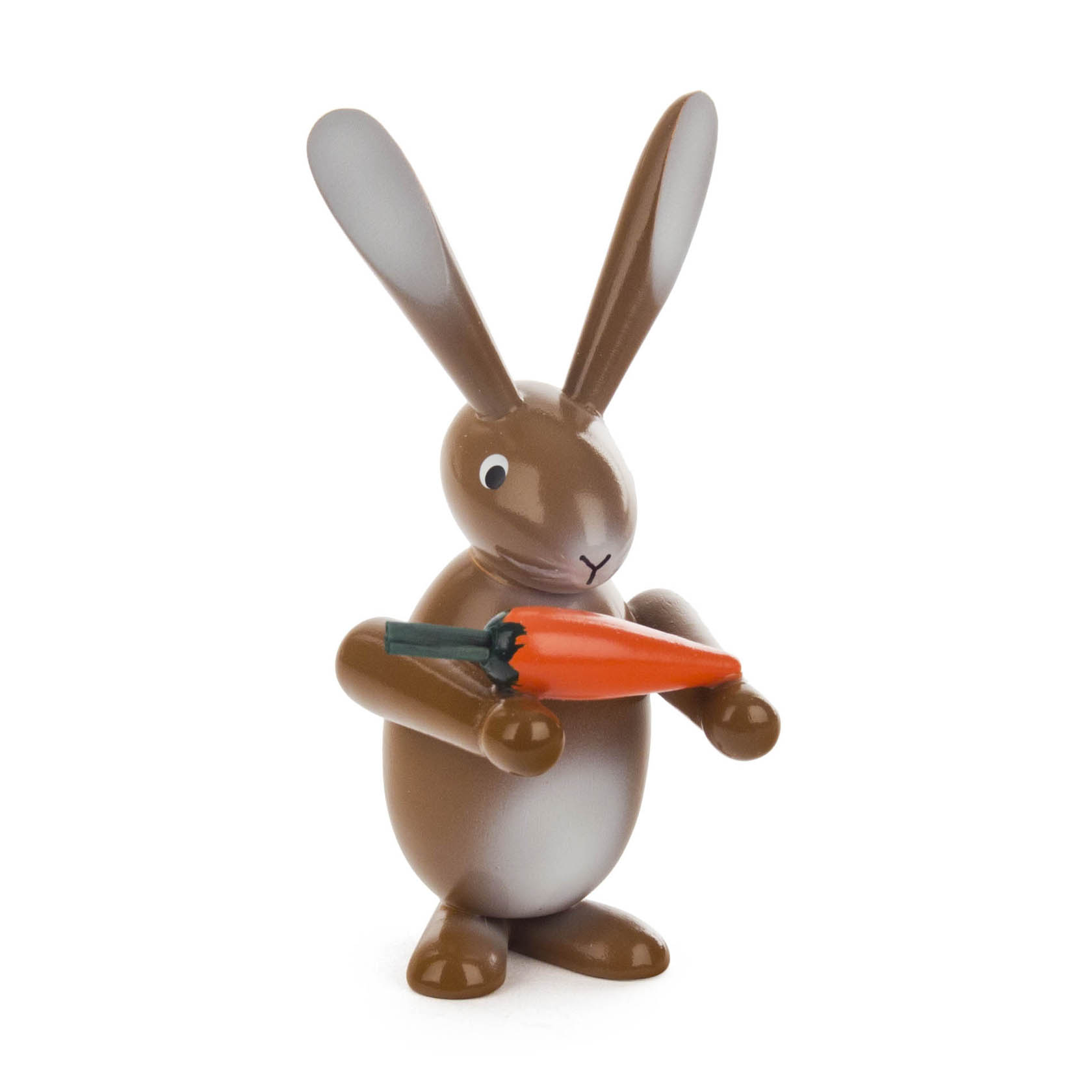 Braune Hasenfigur hält eine orangefarbene Möhre in den Vorderpfoten.