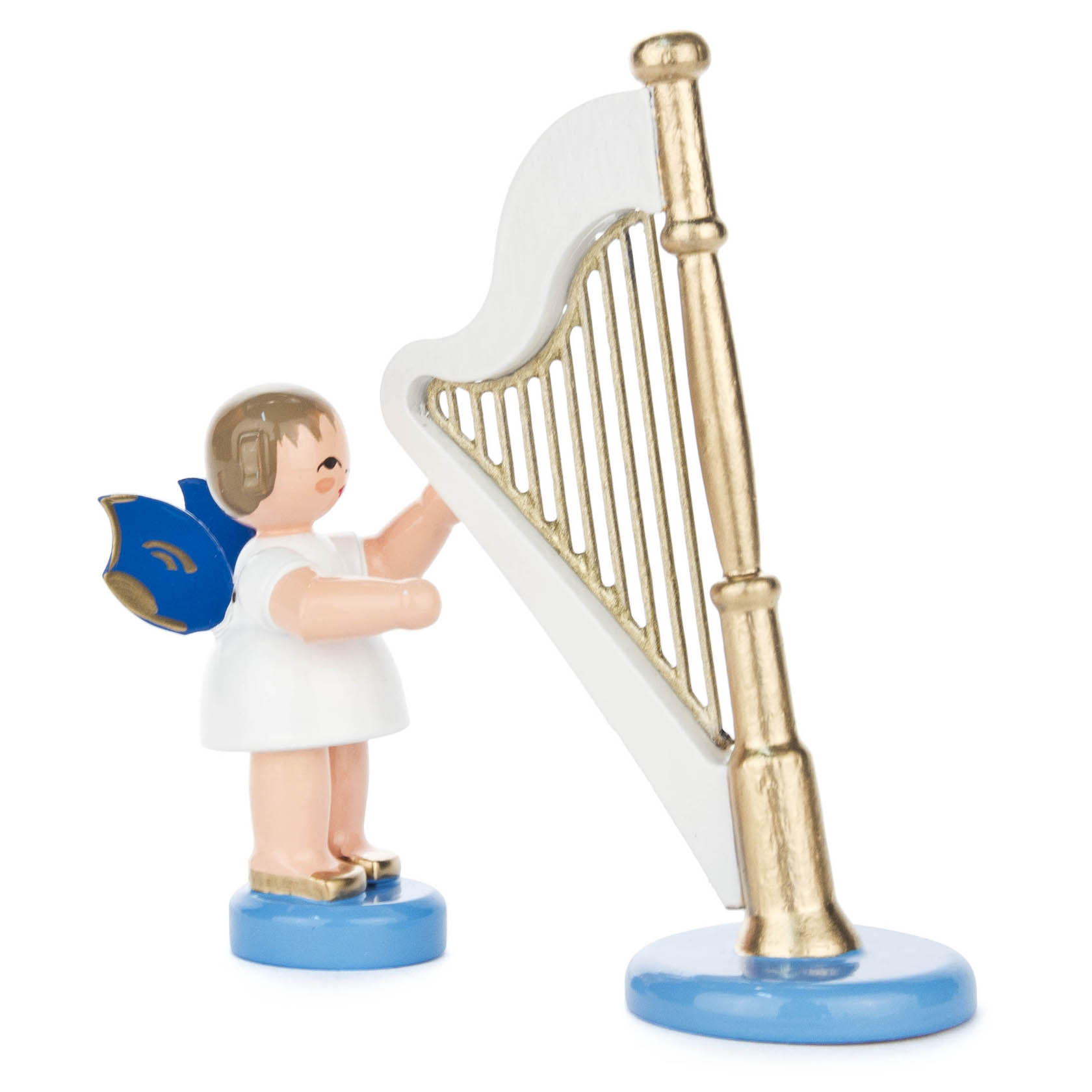 Ein Engelsfigur in weißem Gewand, mit blauen Flügeln, steht auf einem blauen Sockel und spielt eine gold-weiße Harfe.