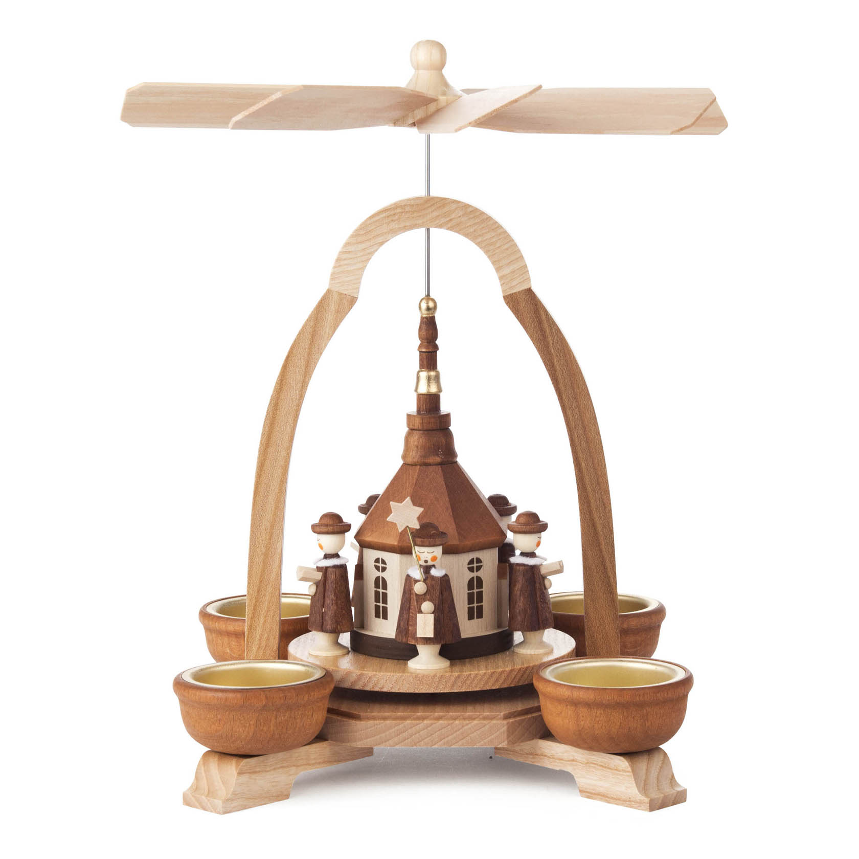 Holzpyramide mit Seiffener Kirche und drei Kurrendefiguren, umgeben von vier Teelichthalterungen. Die Pyramide hat einen Propeller an der Spitze. im Dregeno Online Shop günstig kaufen