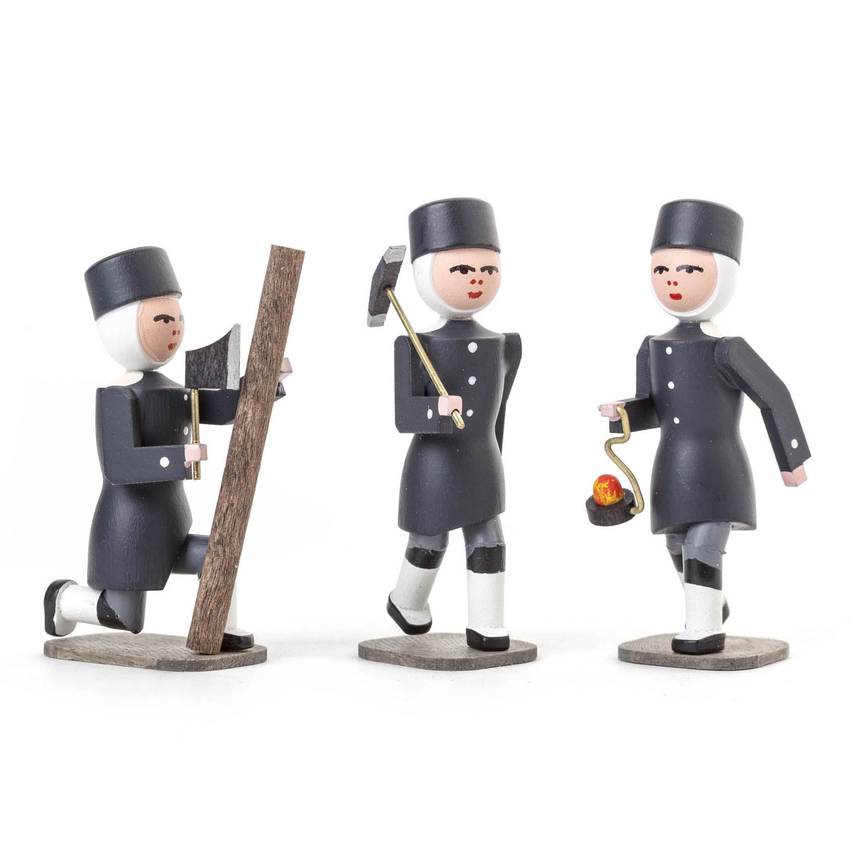 Drei handgefertigte Bergmannsfiguren: einer kniet mit Axt und Holz, ein anderer hält eine Hacke, der dritte trägt eine Laterne mit Flamme. im Dregeno Online Shop günstig kaufen