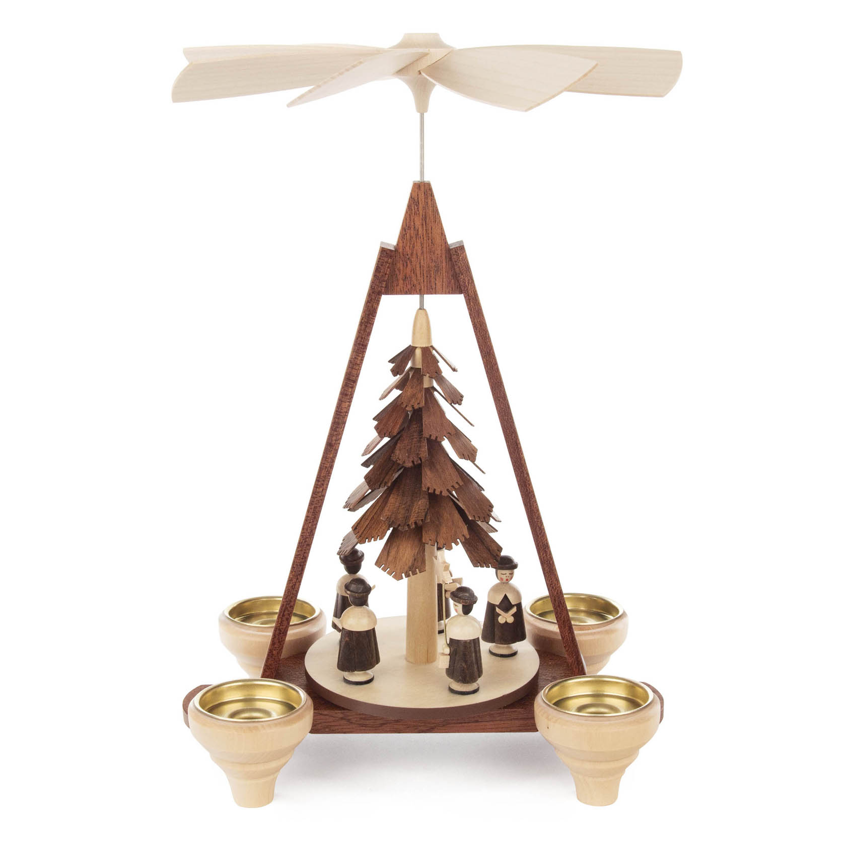 Weihnachtspyramide mit einem Holzbaum in der Mitte, umgeben von drei Kurrende-Sängern. Oben sind Flügel angebracht, unten vier Kerzenhalter. im Dregeno Online Shop günstig kaufen