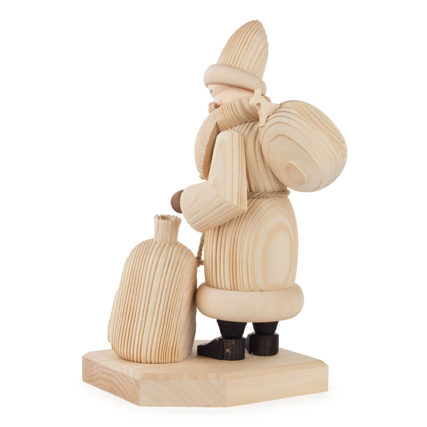 Ein naturfarbener, strukturierter Räuchermann in Form eines Weihnachtsmannes mit einem Sack auf dem Rücken. Er trägt eine Mütze und steht auf einer Holzplatte.