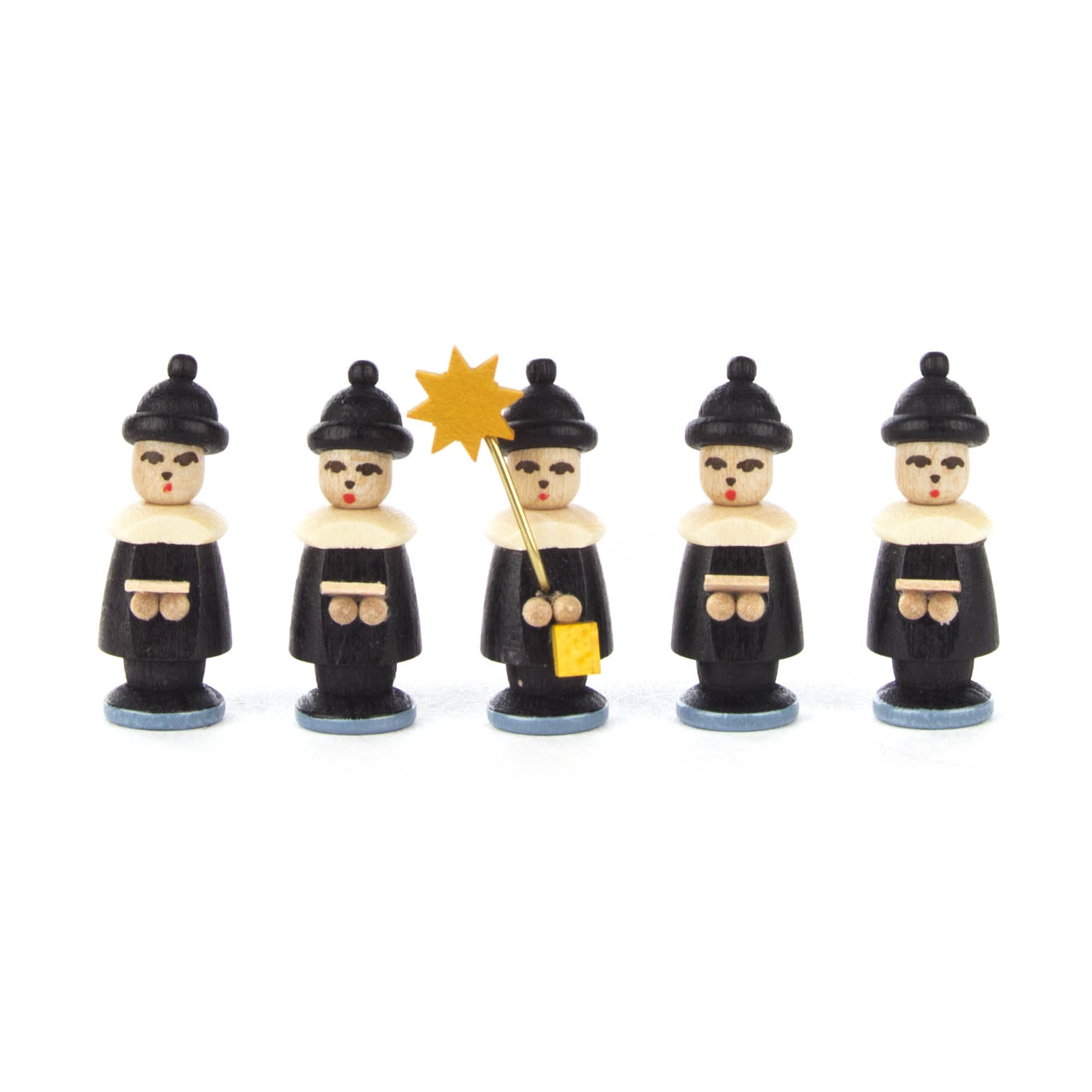 Fünf kleine Kurrende-Sängerfiguren, jede in schwarzem Umhang und weißem Kragen, eine hält einen gelben Stern auf einem Stab, alle stehen nebeneinander.