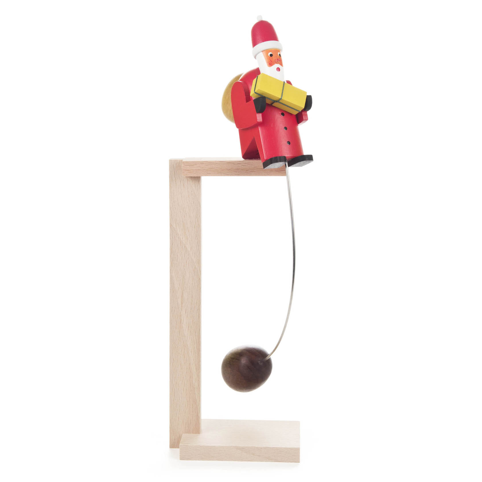 Holzschaukelfigur eines Weihnachtsmanns mit rotem Mantel, gelbem Geschenk und einer Befestigung an einem Holzrahmen mit einem Pendel.