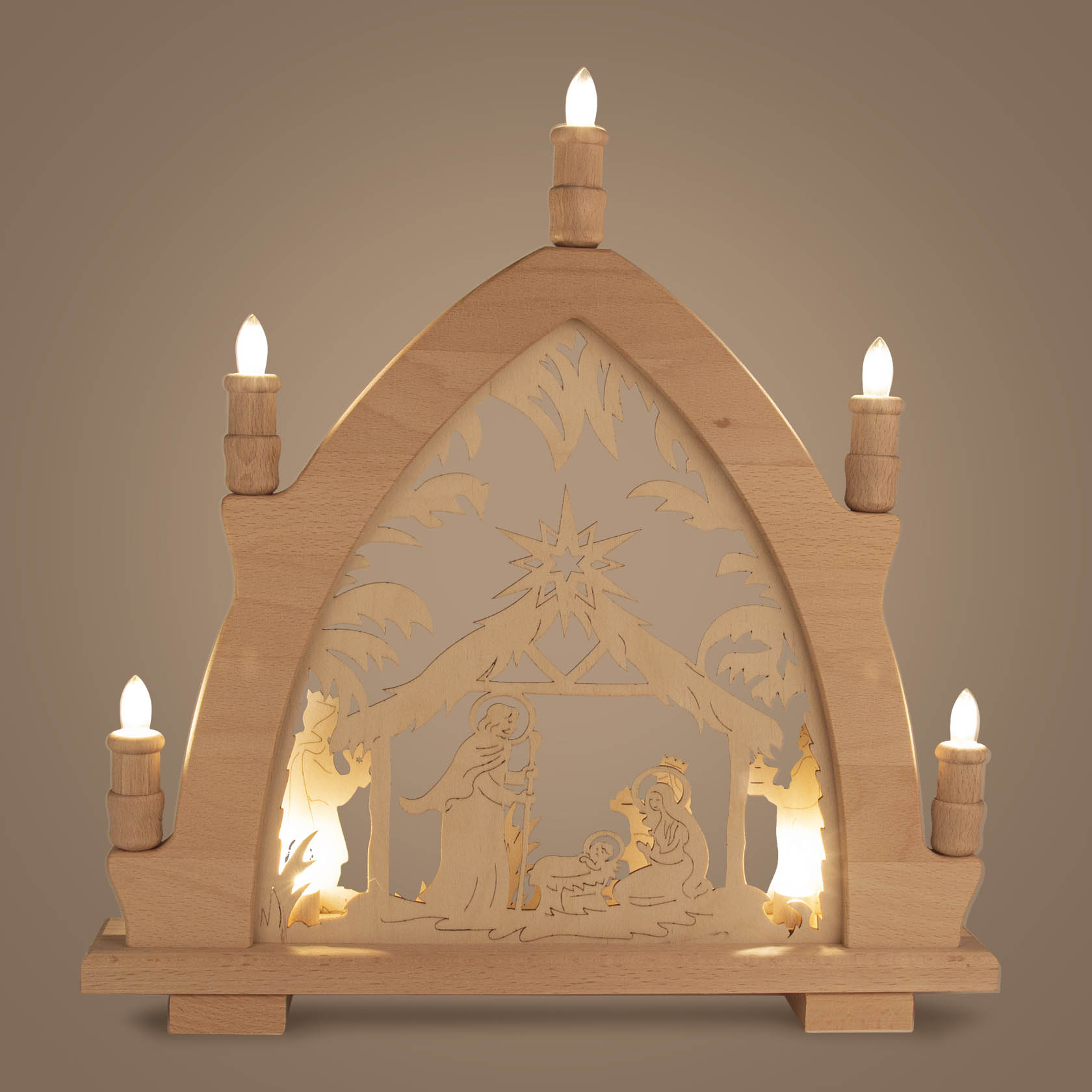 Holz-LED-Leuchterbogen mit Krippenmotiv, erleuchtet durch sieben warmweiße Kerzen, zeigt Maria, Josef, das Jesuskind und die Heiligen Drei Könige.