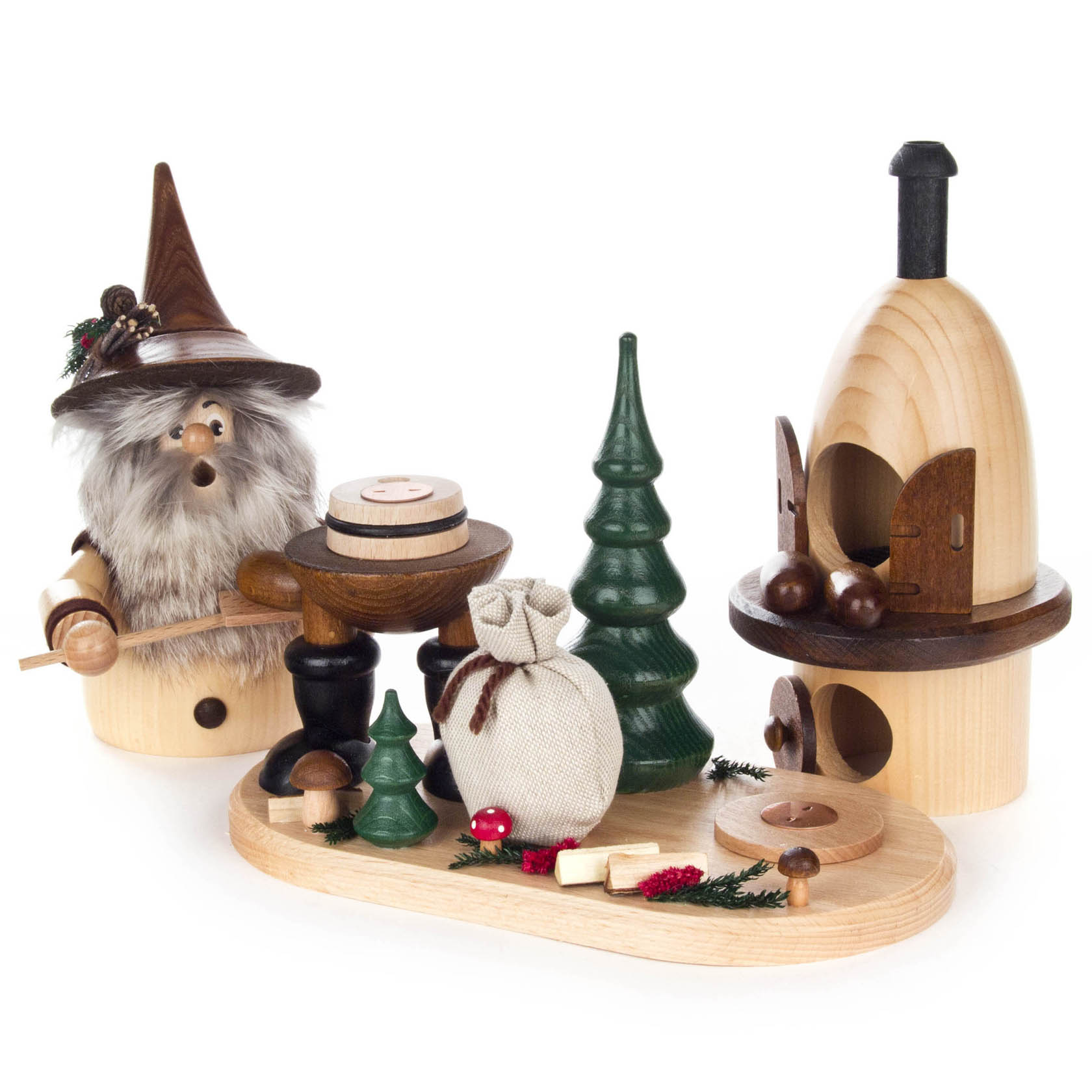 Ein Räuchermann in Form eines Waldwichtels mit grauem Bart und spitzem Hut. Daneben ein kleines Holzhaus, Bäume und ein Beutel auf einem Holzboden.