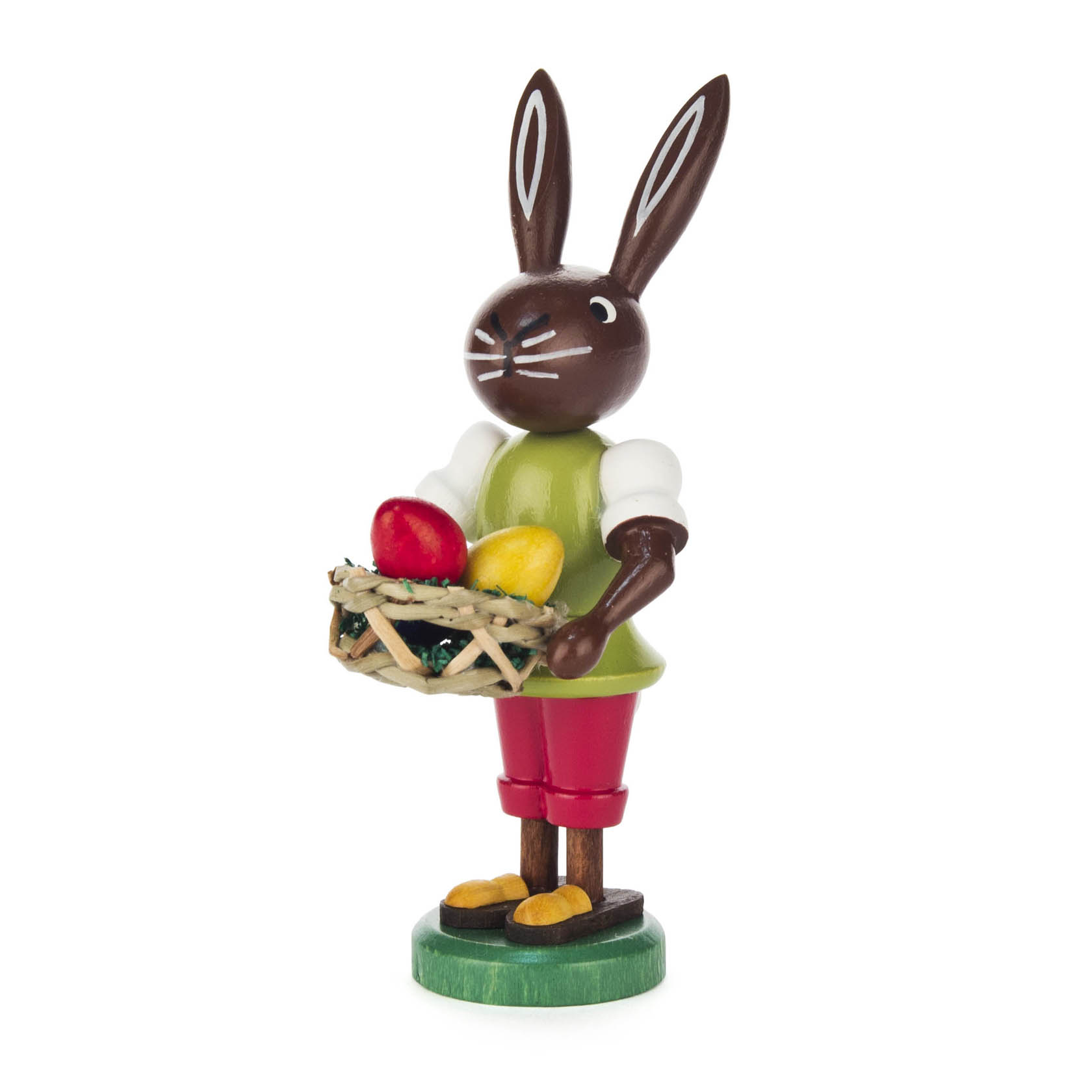 Holzfigur eines Hasen in roter Hose und grünem Hemd, der einen Korb mit bunten Ostereiern trägt. im Dregeno Online Shop günstig kaufen