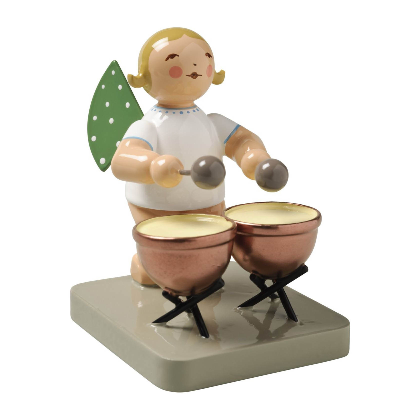 Eine Holzfigur eines Engels mit grünen Flügeln, der zwei goldene Kesselpauken auf einem beige Sockel spielt. im Dregeno Online Shop günstig kaufen