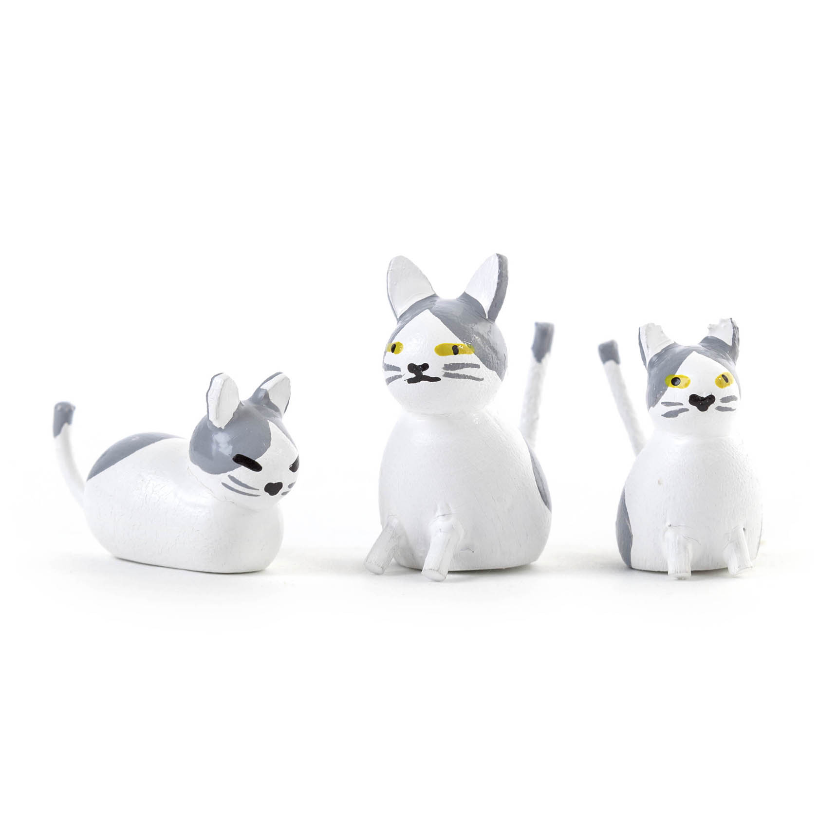 Drei weiße und graue Keramikfiguren von Katzen. Die linke Figur liegt, die mittlere sitzt, und die rechte Katze steht aufrecht. im Dregeno Online Shop günstig kaufen