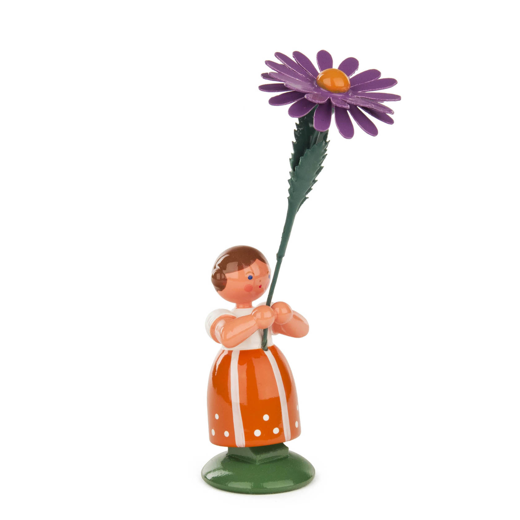 Holzfigur eines Mädchens in orangefarbenem Kleid mit weißen Punkten, das eine große lila Aster hält. im Dregeno Online Shop günstig kaufen