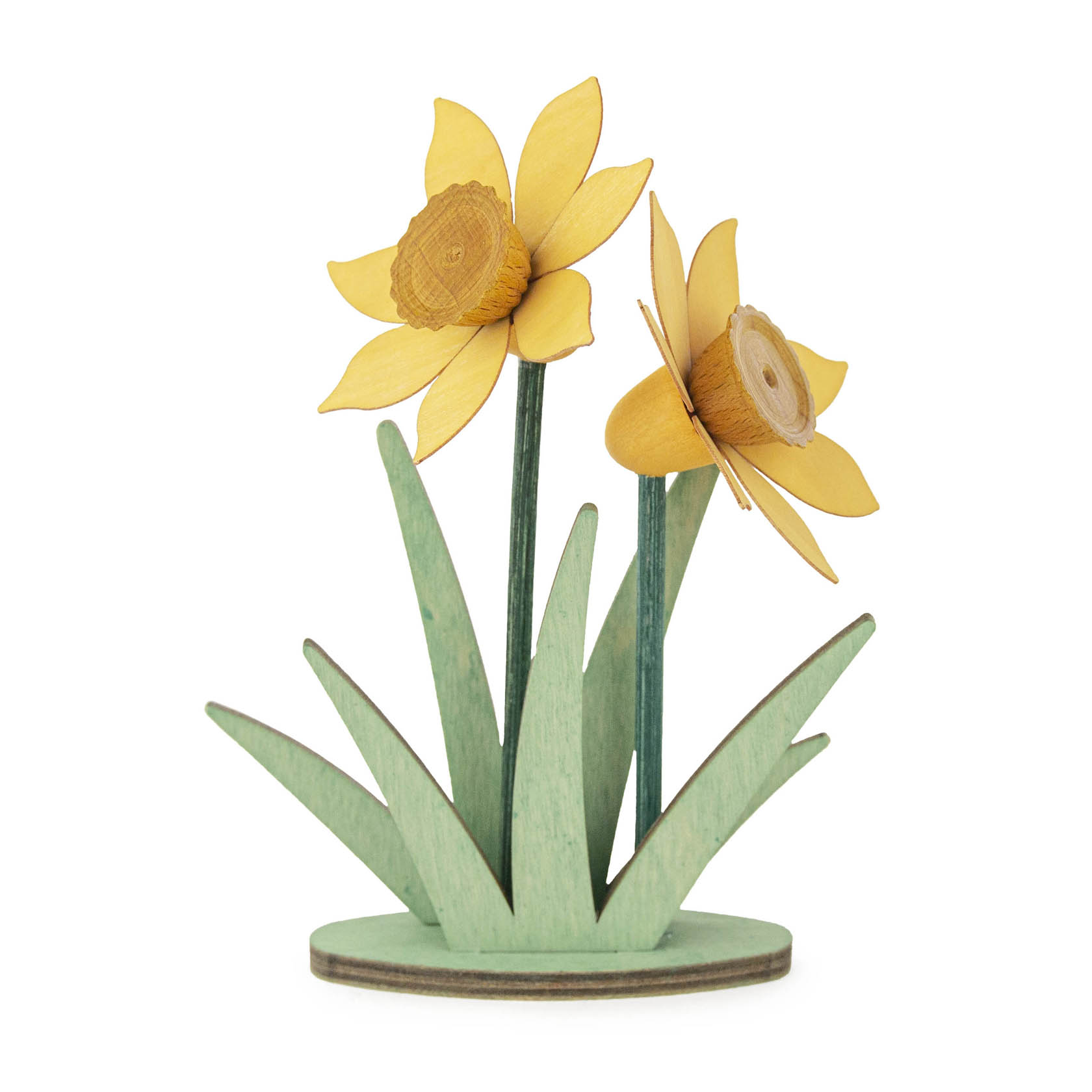 Zwei handgefertigte, gelbe Holz-Narzissen mit grünen Blättern und Stielen stehen auf einem runden Sockel. Die Blumen haben detaillierte Blüten und Trompeten. im Dregeno Online Shop günstig kaufen