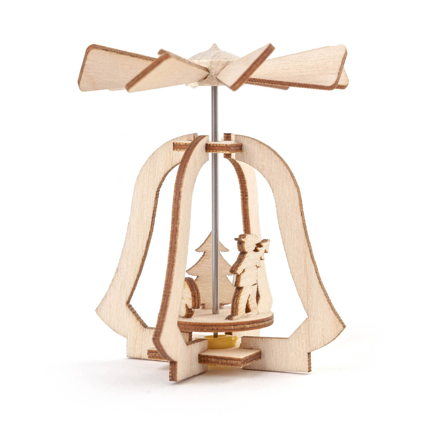 Miniatur-Holzpyramide in Glockenform mit einem stilisierten Baum und einer Figur, die auf einer drehbaren Plattform steht. Oben ein Propeller. im Dregeno Online Shop günstig kaufen