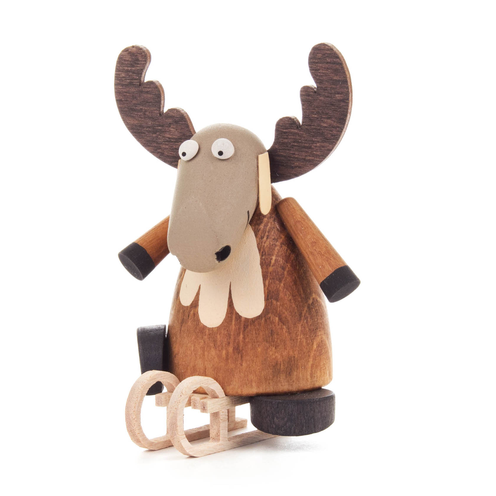 Holzfigur eines Elchs mit großen Augen und Geweih, sitzend auf einem kleinen Schlitten. im Dregeno Online Shop günstig kaufen