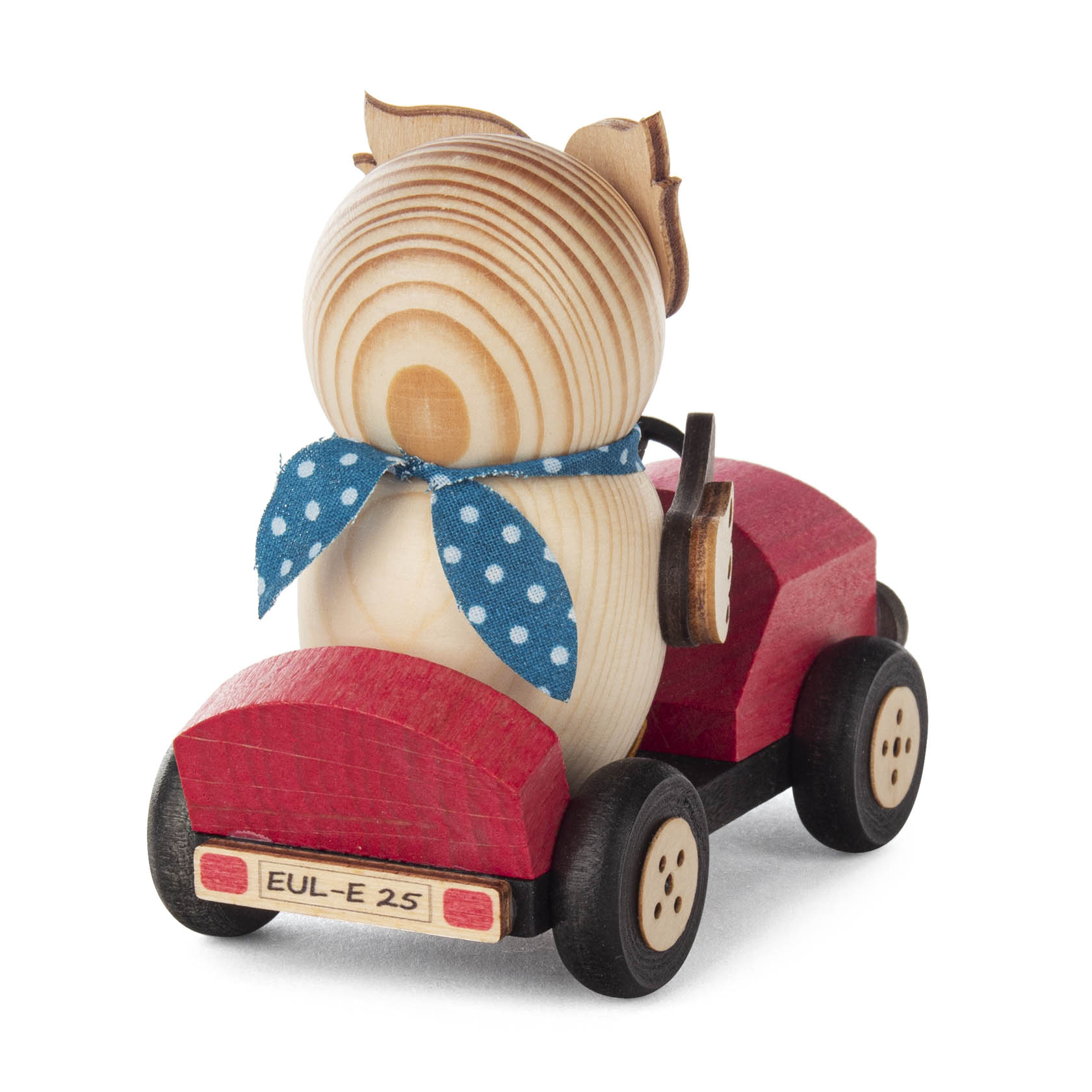 Eine kleine hölzerne Eulenfigur mit blauem Halstuch sitzt in einem roten Spielzeugauto aus Holz, von hinten gesehen.