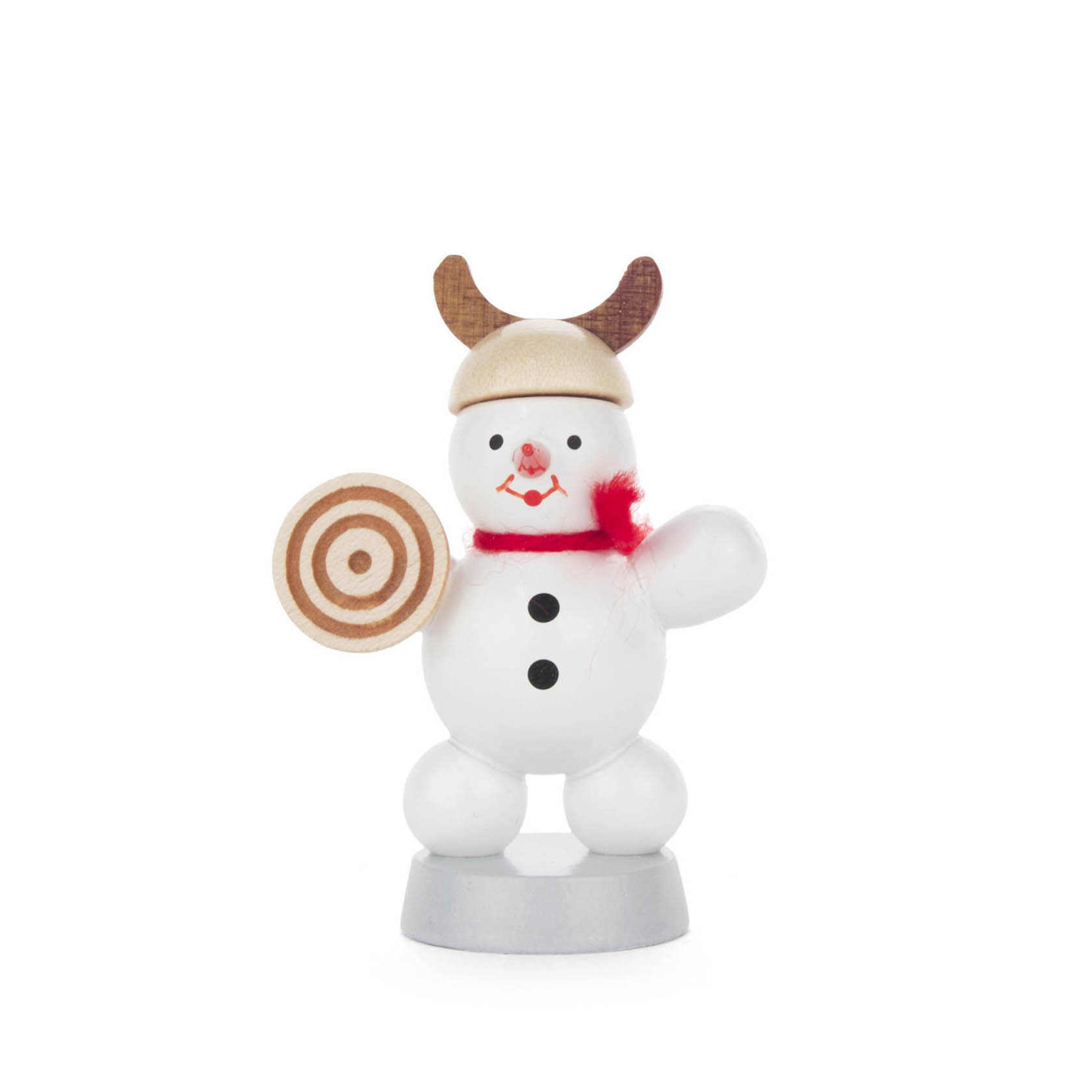 Kleiner Schneemann aus Holz mit Wikingerhelm und Schild, trägt einen roten Schal und hat ein freundliches Gesicht. im Dregeno Online Shop günstig kaufen