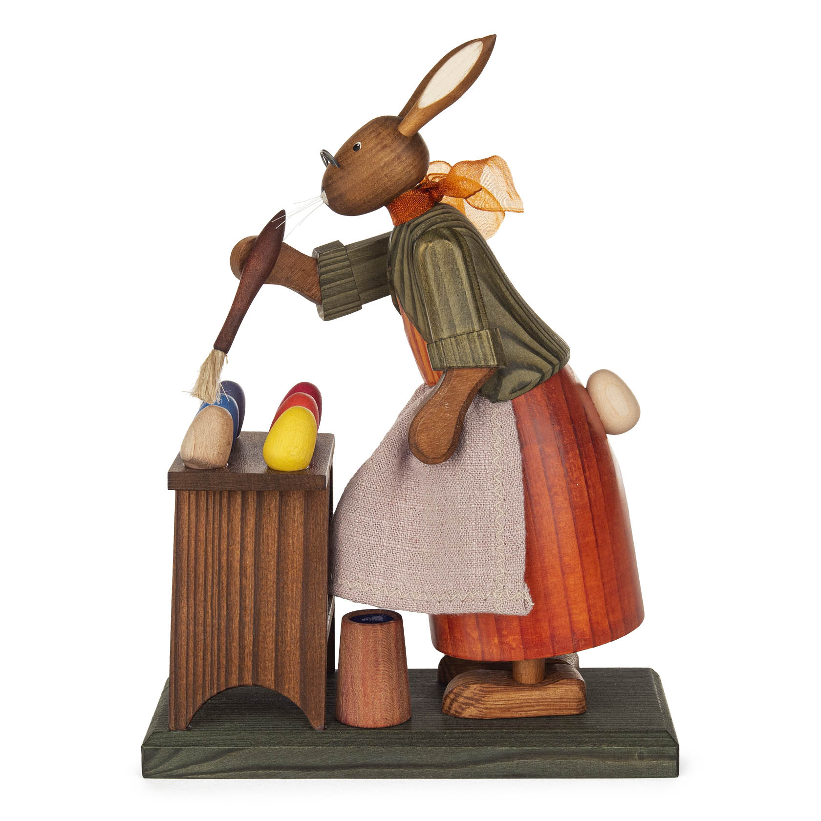 Osterhasengroßmutter beim Bemalen