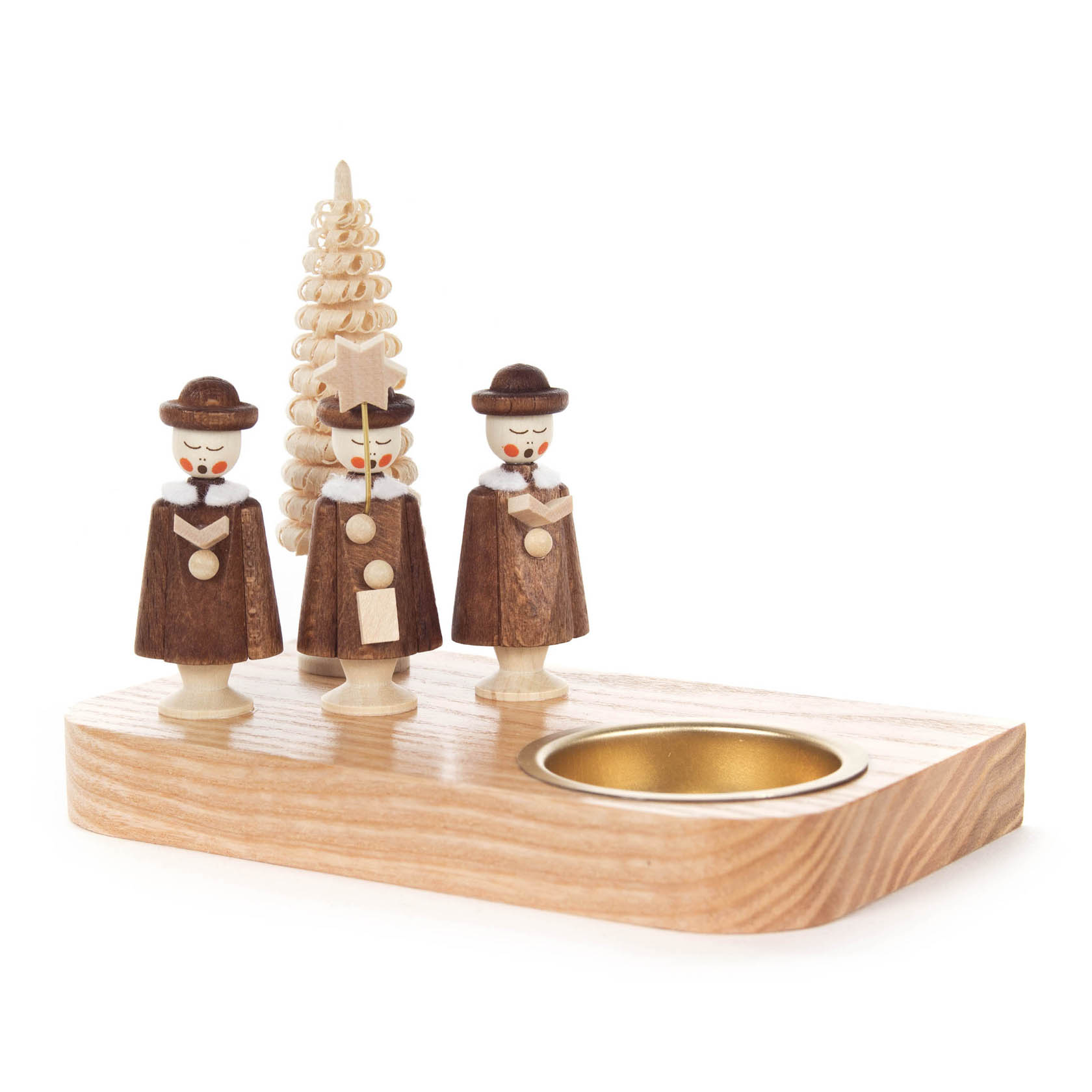 Drei Kurrende-Figuren aus Holz in traditioneller Kleidung mit Hut stehen neben einem geschnitzten Bäumchen auf einem Holzteelichthalter.