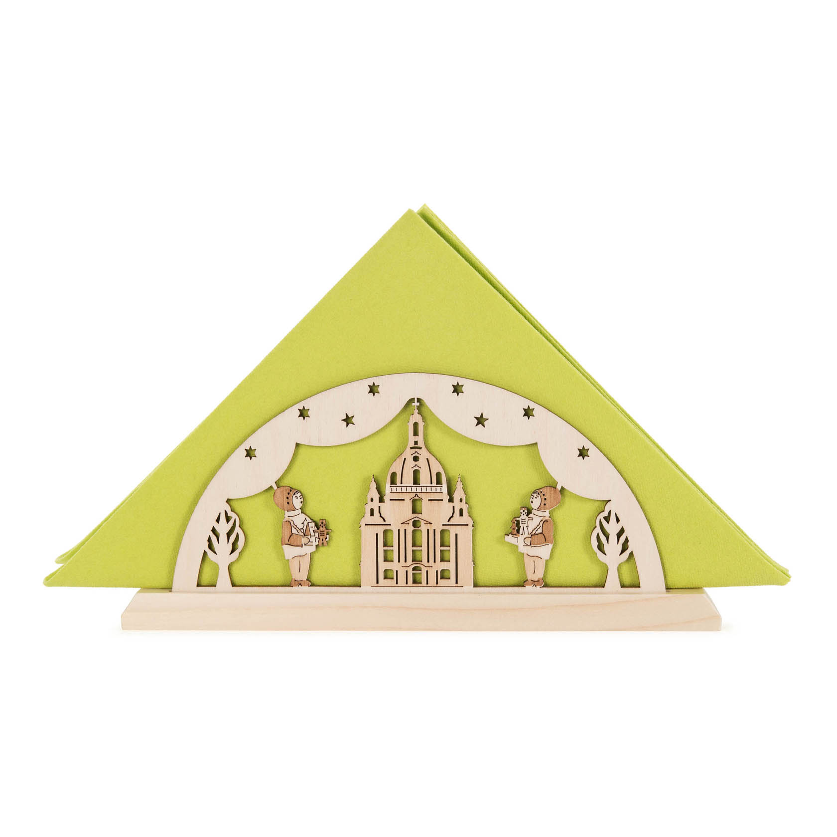 Ein Holz-Serviettenständer mit einer lasergravierten Darstellung der Dresdner Frauenkirche in der Mitte, flankiert von zwei Engeln, vor grünen Servietten.