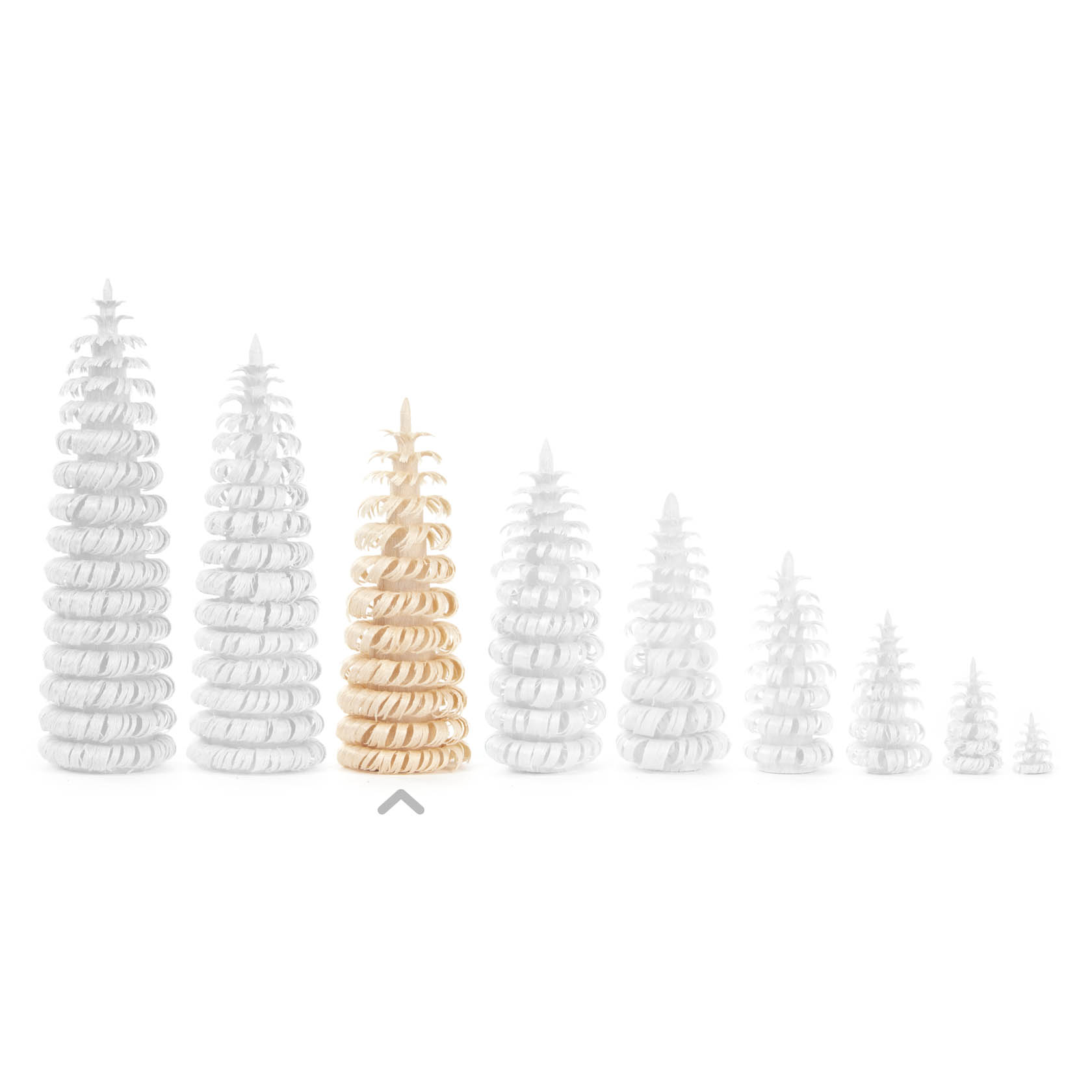 Eine Reihe von spiralförmigen Bäumen in verschiedenen Größen, alle in Weiß außer einem in Naturholzfarbe. Der naturfarbene Baum ist 7 cm hoch.