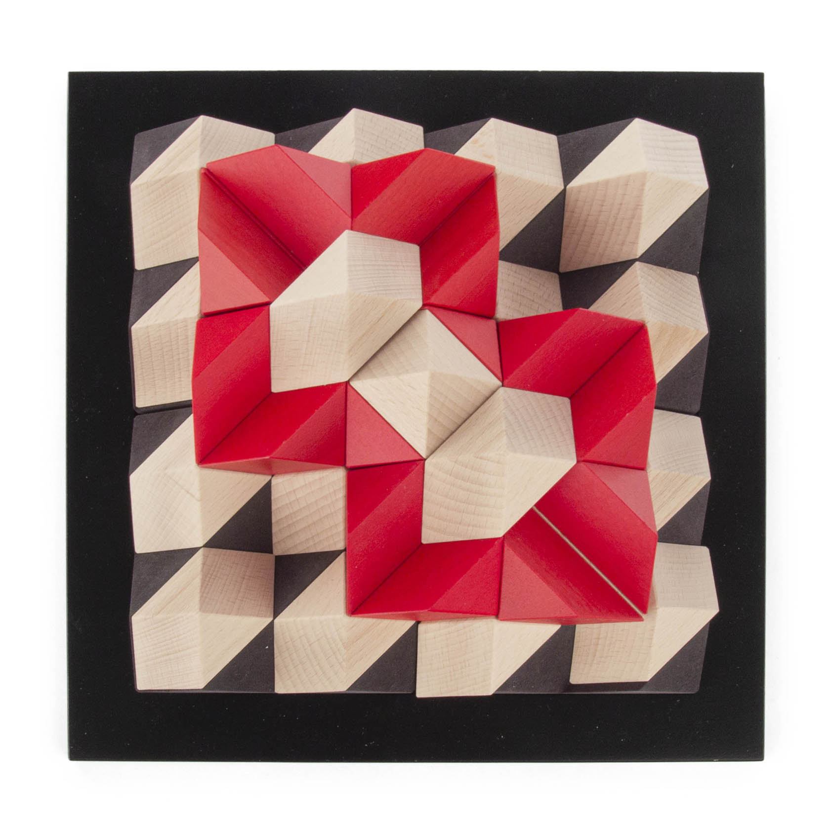 3D-Wandbild aus Holzteilen, rote und naturholzfarbene Pyramiden und Würfel, die eine geometrische Oberfläche bilden.