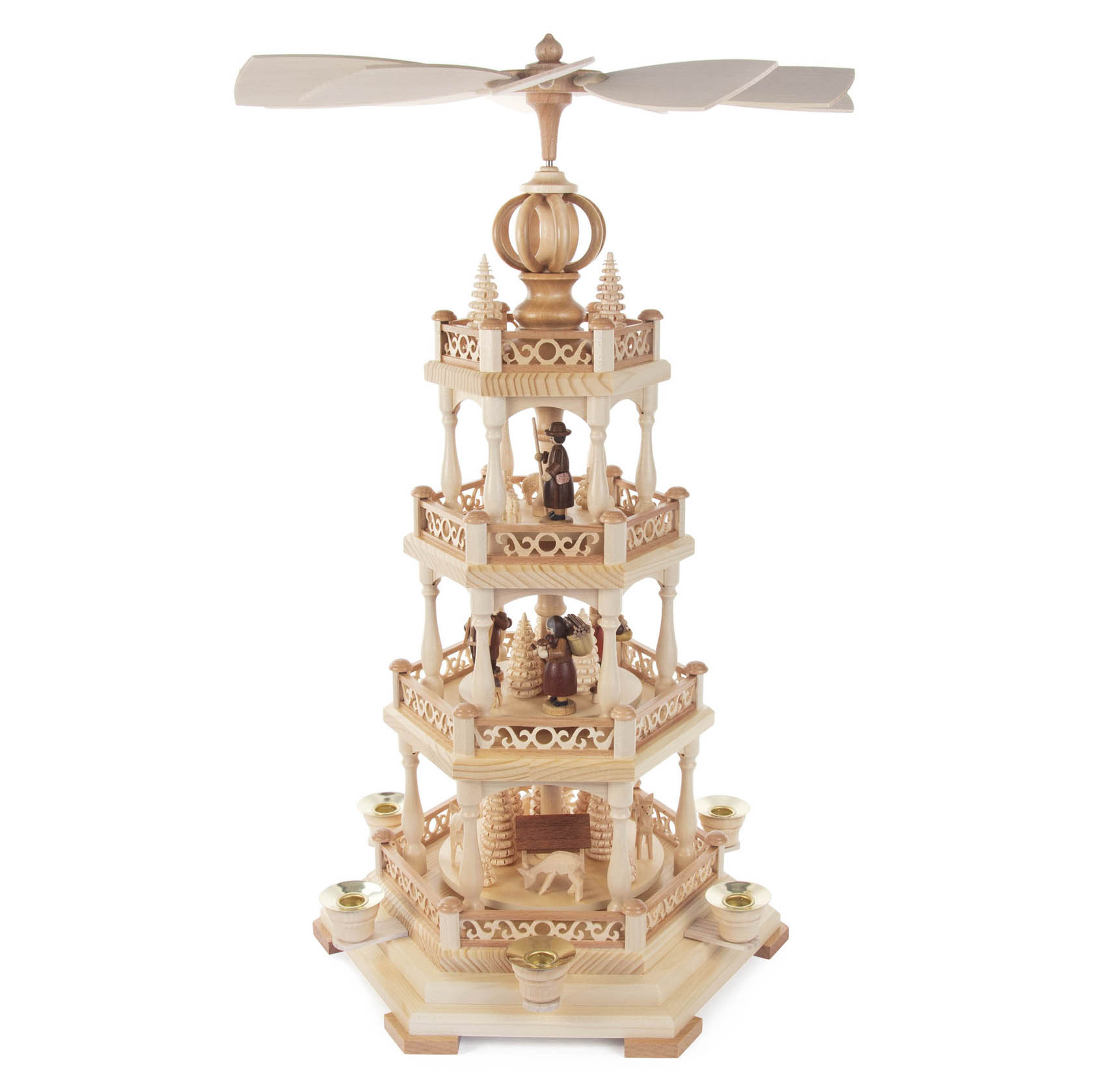 Eine 3-stöckige Holzpyramide mit sich drehenden Waldfiguren darunter. Jede Ebene der Pyramide hat geschnitzte Figuren, die durch die Wärme von Kerzen angetrieben werden. im Dregeno Online Shop günstig kaufen