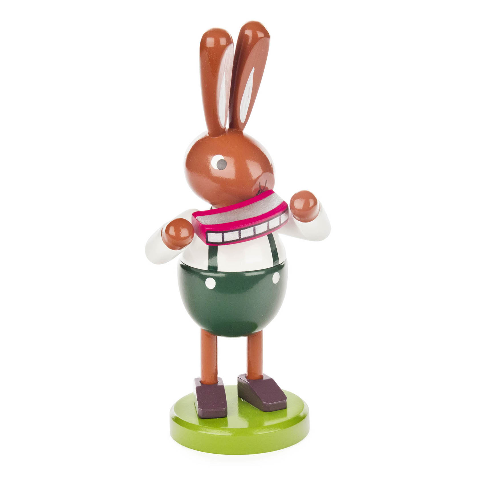 Holzfigur eines Hasen mit braunem Fell, der eine Mundharmonika spielt. Der Hase trägt grüne Hosenträger und rote Schuhe. im Dregeno Online Shop günstig kaufen