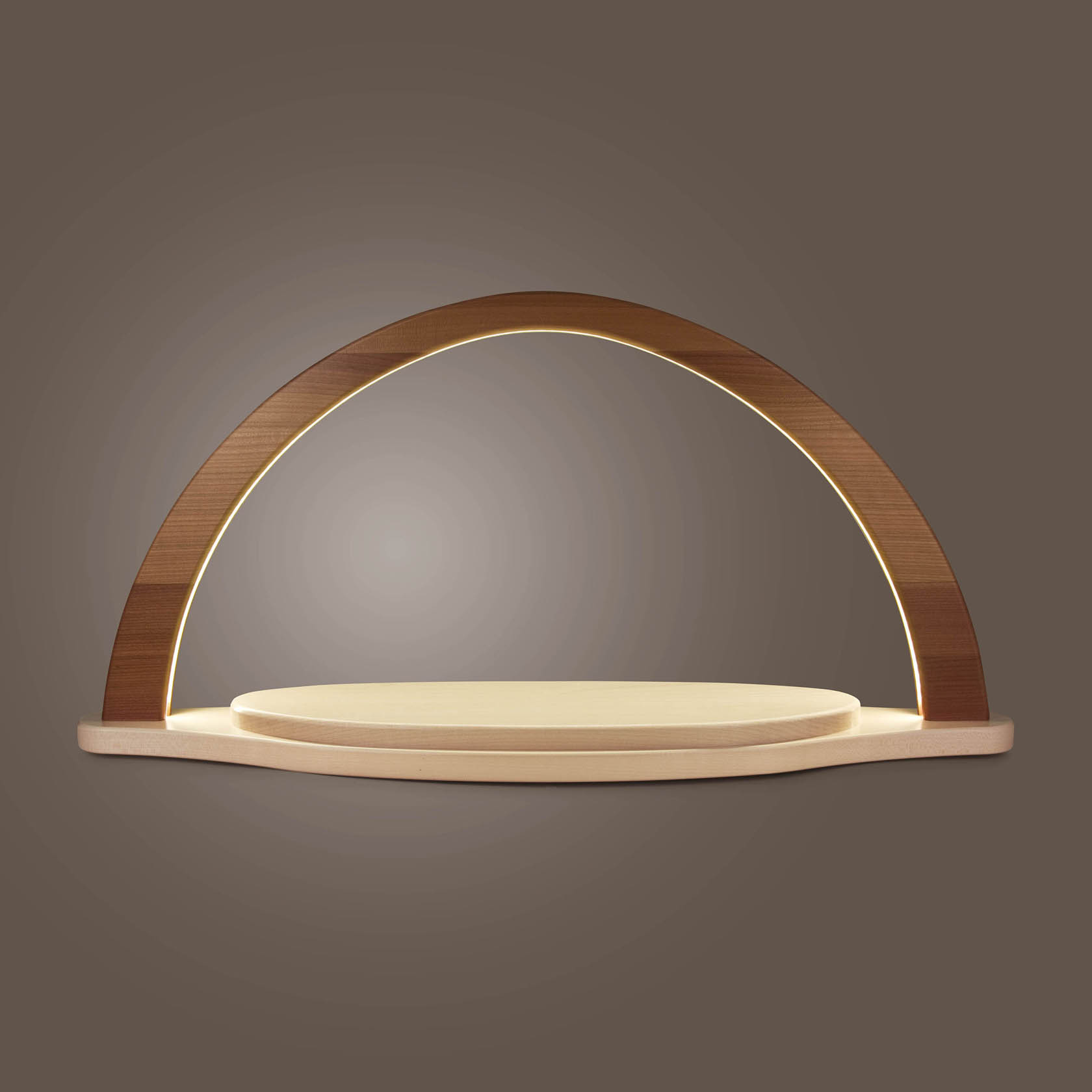 Ein großer, unbestückter Schwibbogen mit eleganter LED-Beleuchtung, bestehend aus einem Holzbogen und einer flachen Basis.