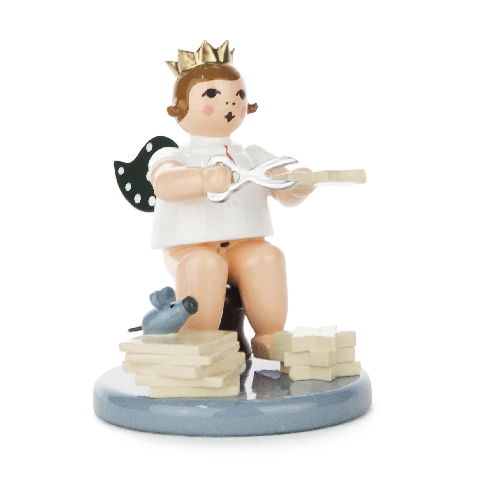 Holzfigur eines Engels mit grünen Flügeln und goldener Krone, der auf einem Hocker sitzt und ein Sternenbastelprojekt hält. im Dregeno Online Shop günstig kaufen