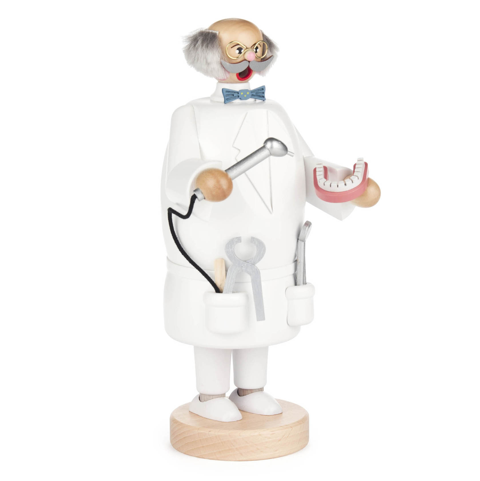 Holzfigur eines lächelnden Zahnarzts mit rundem Glatzkopf, der ein Zahnarztwerkzeug und ein Zahnersatzmodell hält, gekleidet in einen weißen Kittel. im Dregeno Online Shop günstig kaufen