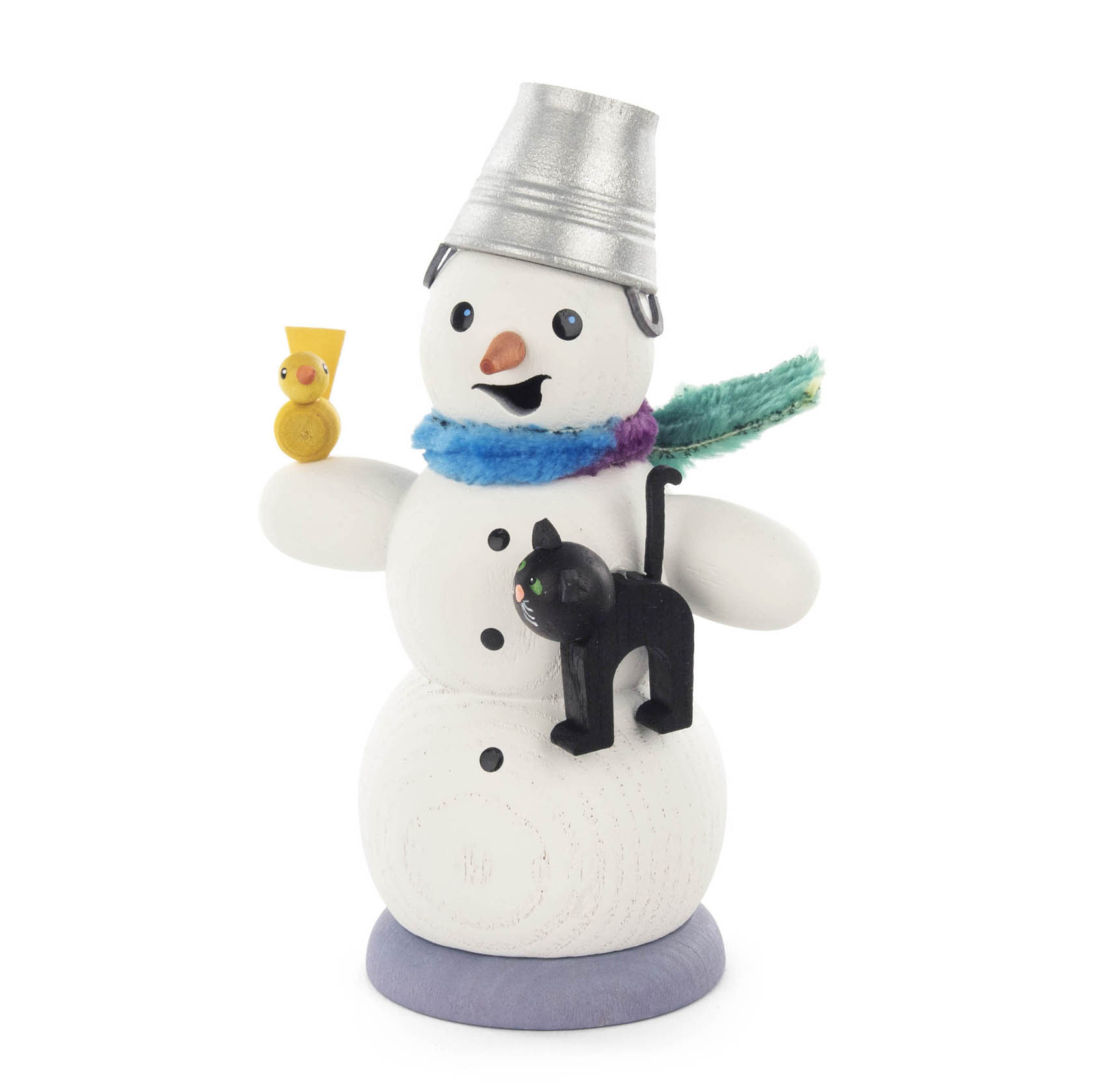 Ein Räuchermann in Form eines Schneemanns mit einem silbernen Eimer als Hut, einem blauen Schal und einer schwarzen Katze auf der Seite. Er hält einen gelben Vogel. im Dregeno Online Shop günstig kaufen
