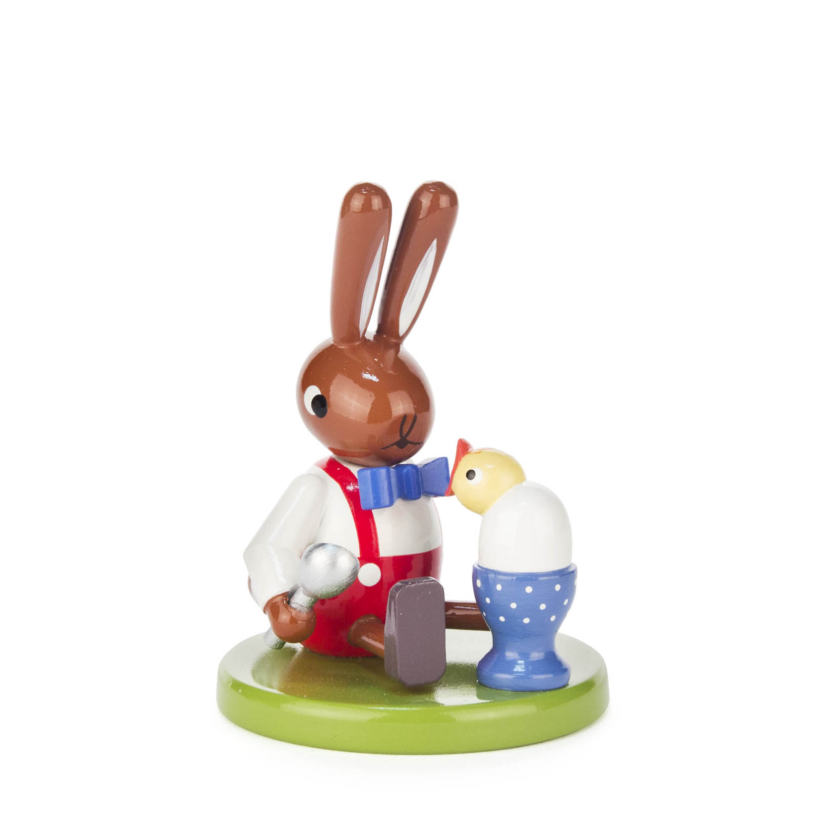 Holzhase mit rotem Hemd und blauer Fliege, hält einen Silbereimer, sitzt vor einem blauen Eierbecher mit Ei. im Dregeno Online Shop günstig kaufen