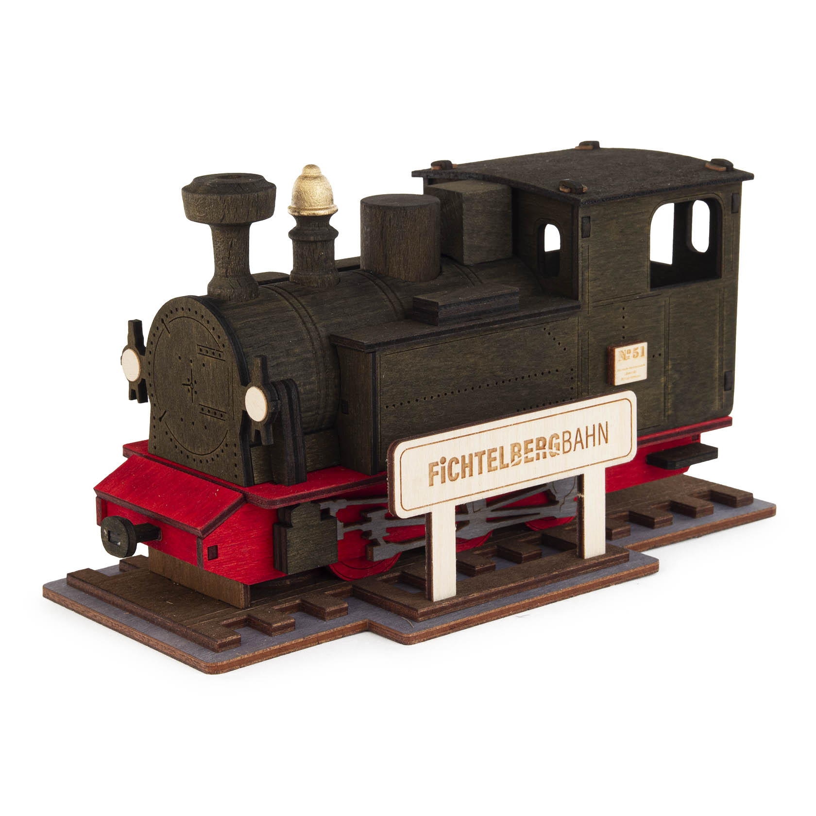 Kleine, dunkelgrüne Holzlokomotive mit rotem Fahrwerk, gestaltet als Räuchermännchen, auf Holzschienen und mit Schild 'Fichtelbergbahn'. im Dregeno Online Shop günstig kaufen
