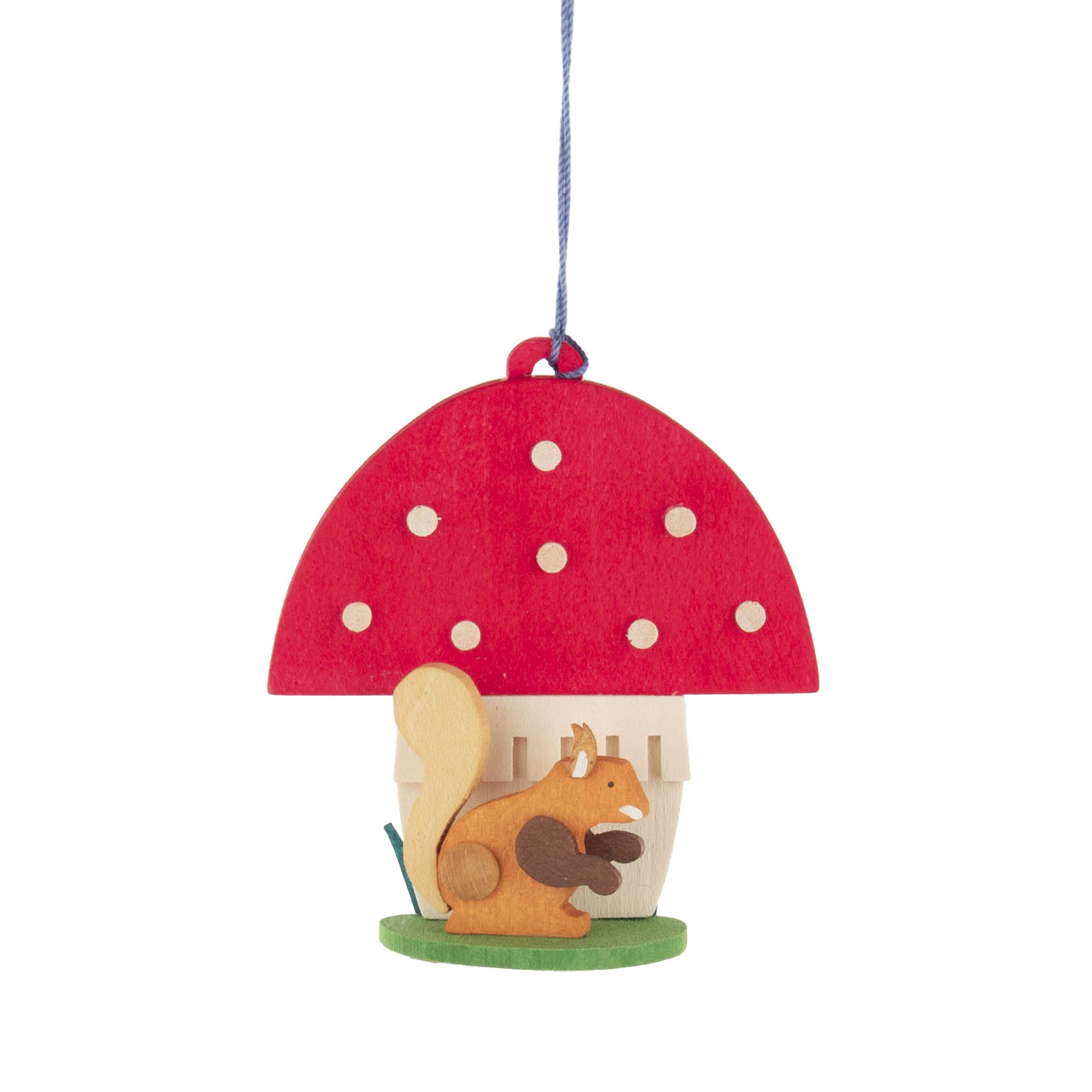 Dekorationsanhänger eines roten Fliegenpilzes mit weißen Punkten, darunter ein sitzendes Eichhörnchen, aus Holz gefertigt. im Dregeno Online Shop günstig kaufen