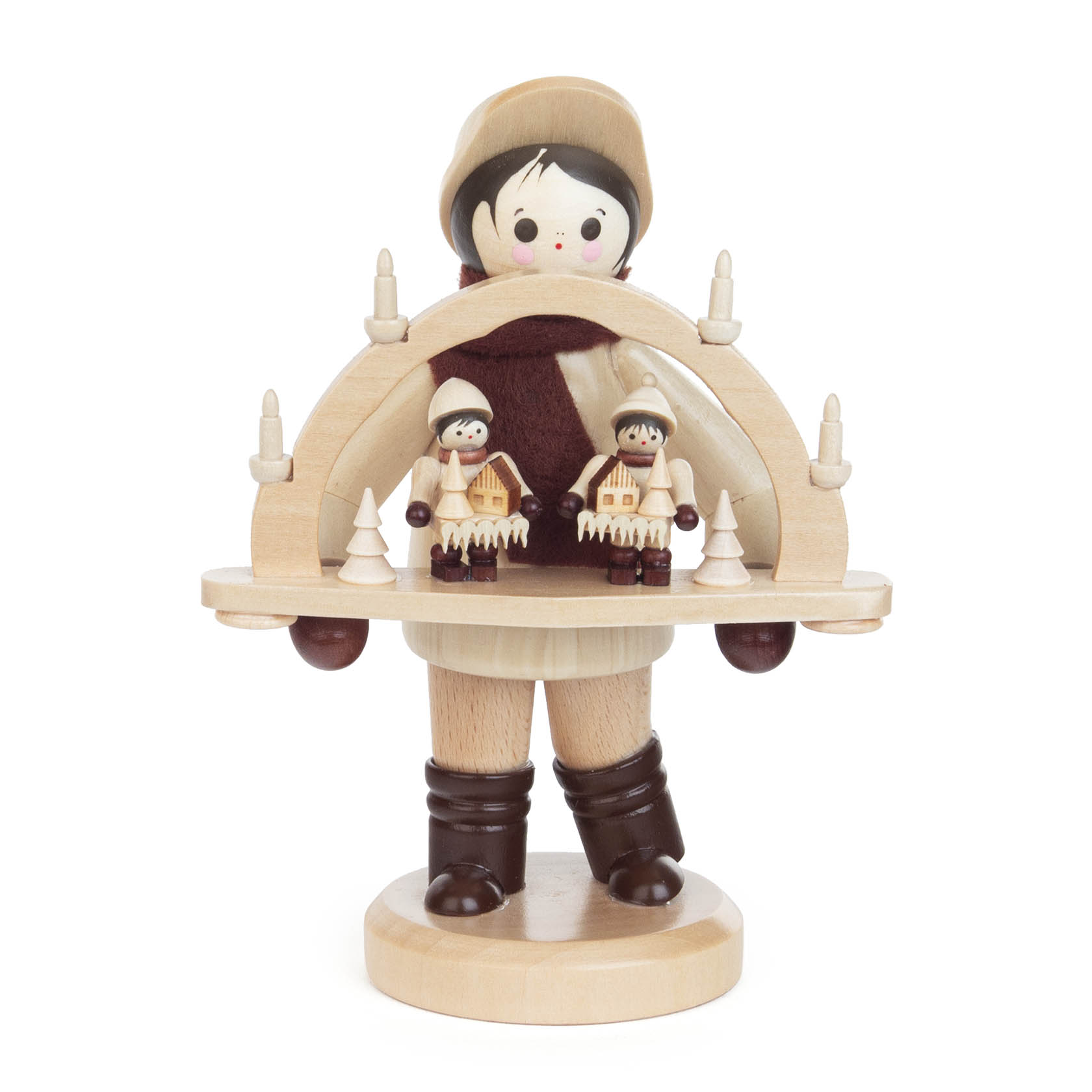 A wooden figurine of a young boy holding a Schwibbogen, with small wooden figures on the arch, dressed in brown and beige winter clothes. im Dregeno Online Shop günstig kaufen