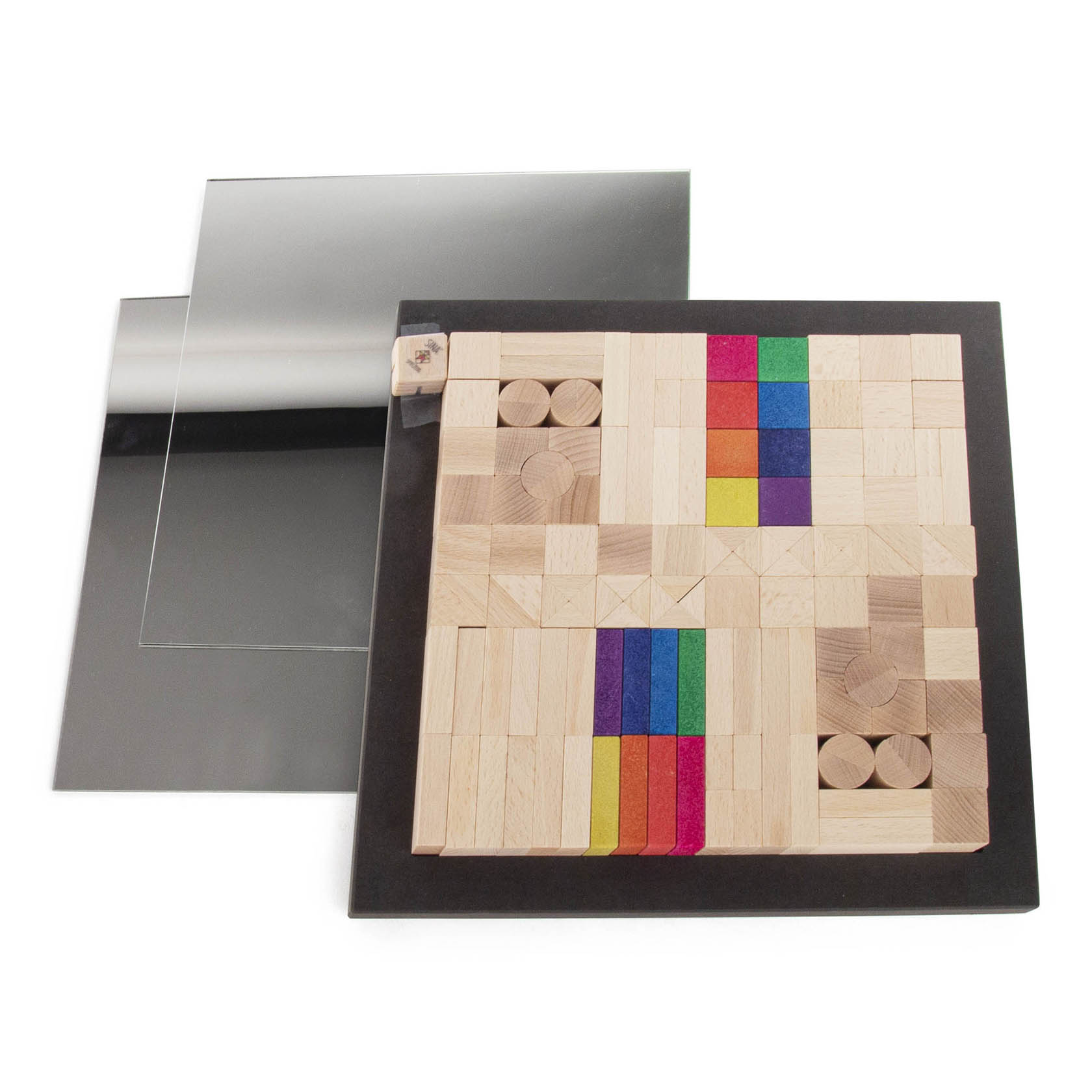 Fröbel Bauspiel Modern mit Holzblöcken in verschiedenen Formen und Farben auf einer schwarzen Basis, inklusive zwei Spiegelplatten.