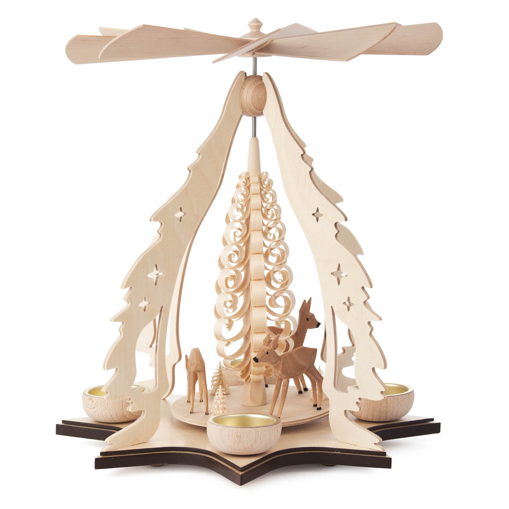 Holzpyramide mit eingravierten Tannenbäumen und Holzfiguren von Rehen darunter. Vier Teelicht-Halterungen sind am Boden positioniert. im Dregeno Online Shop günstig kaufen