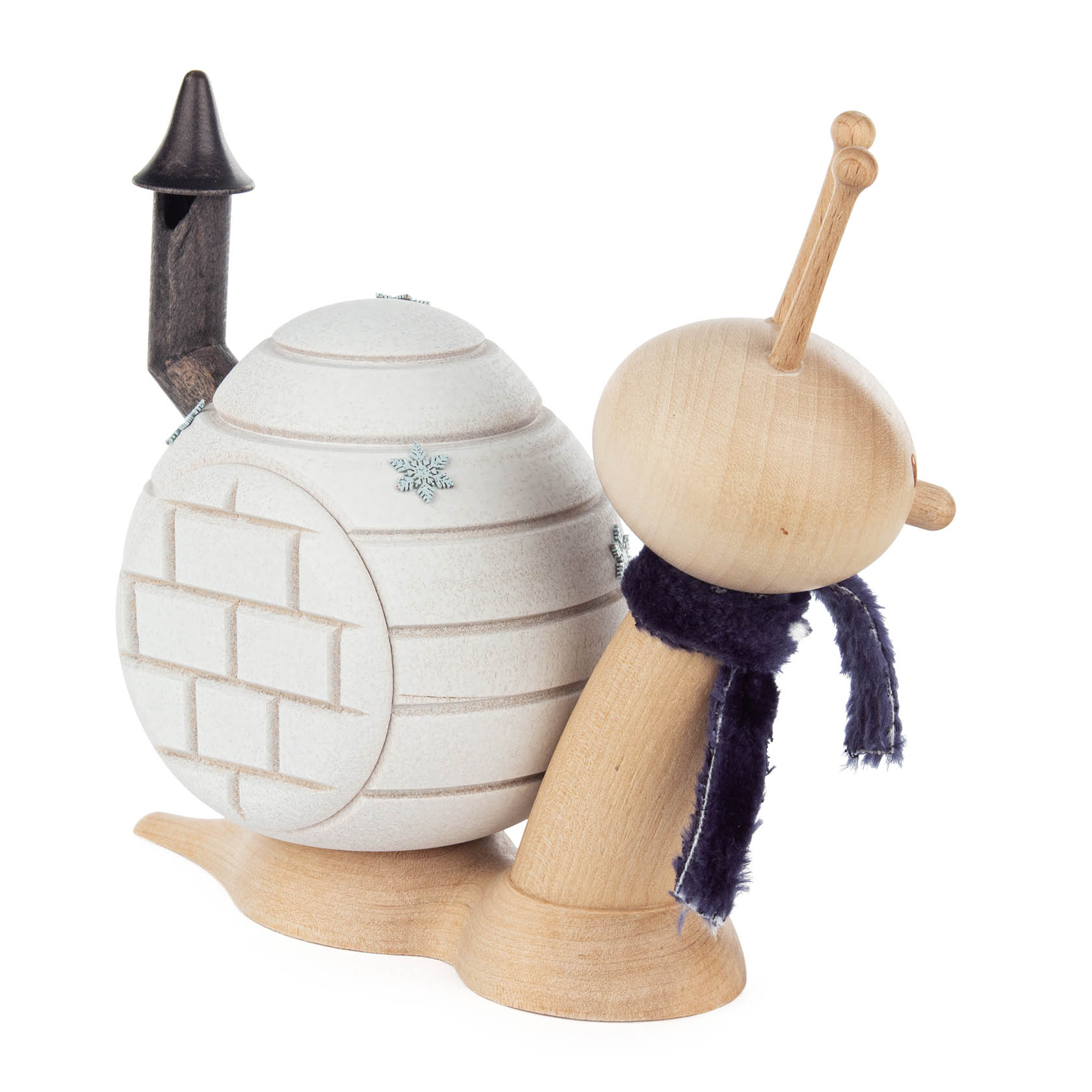 Holzräucherfigur in Form einer Schnecke mit Iglo auf dem Rücken und blauem Schal.