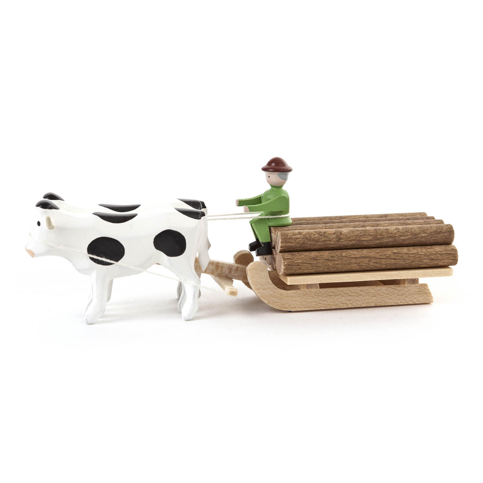 Miniaturmodell: Ein Klötzerschlitten aus Holz, besetzt mit einem Fahrer in grüner Kleidung und einem braunen Hut. Vor dem Schlitten zwei stilisierte schwarze und weiße Ochsen. im Dregeno Online Shop günstig kaufen