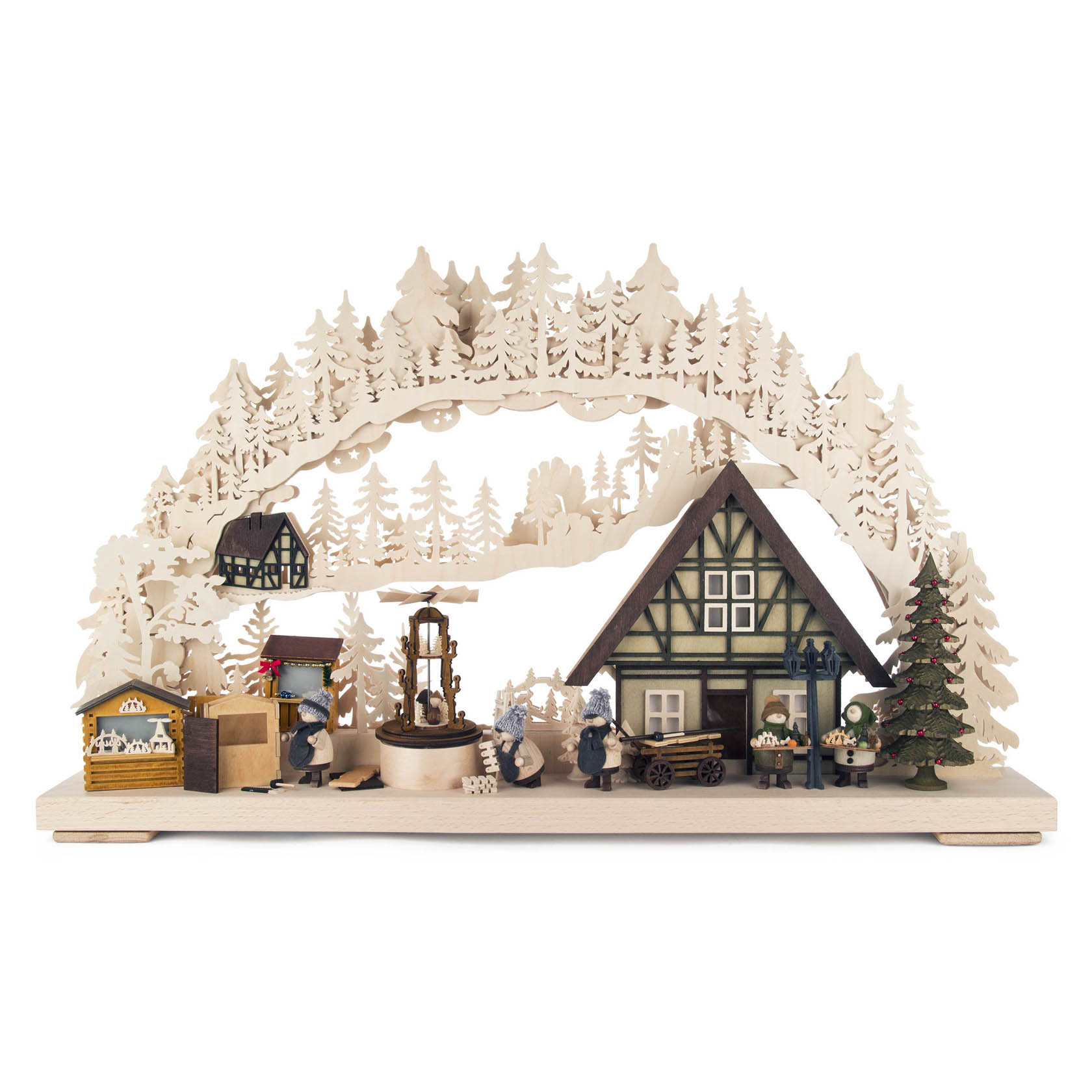 Ein detailreicher Schwibbogen zeigt eine winterliche Szene mit einem Weihnachtsmarkt. Zu sehen sind ein Fachwerkhaus, Tannenbäume, Stände und Menschen, die den Markt besuchen. im Dregeno Online Shop günstig kaufen