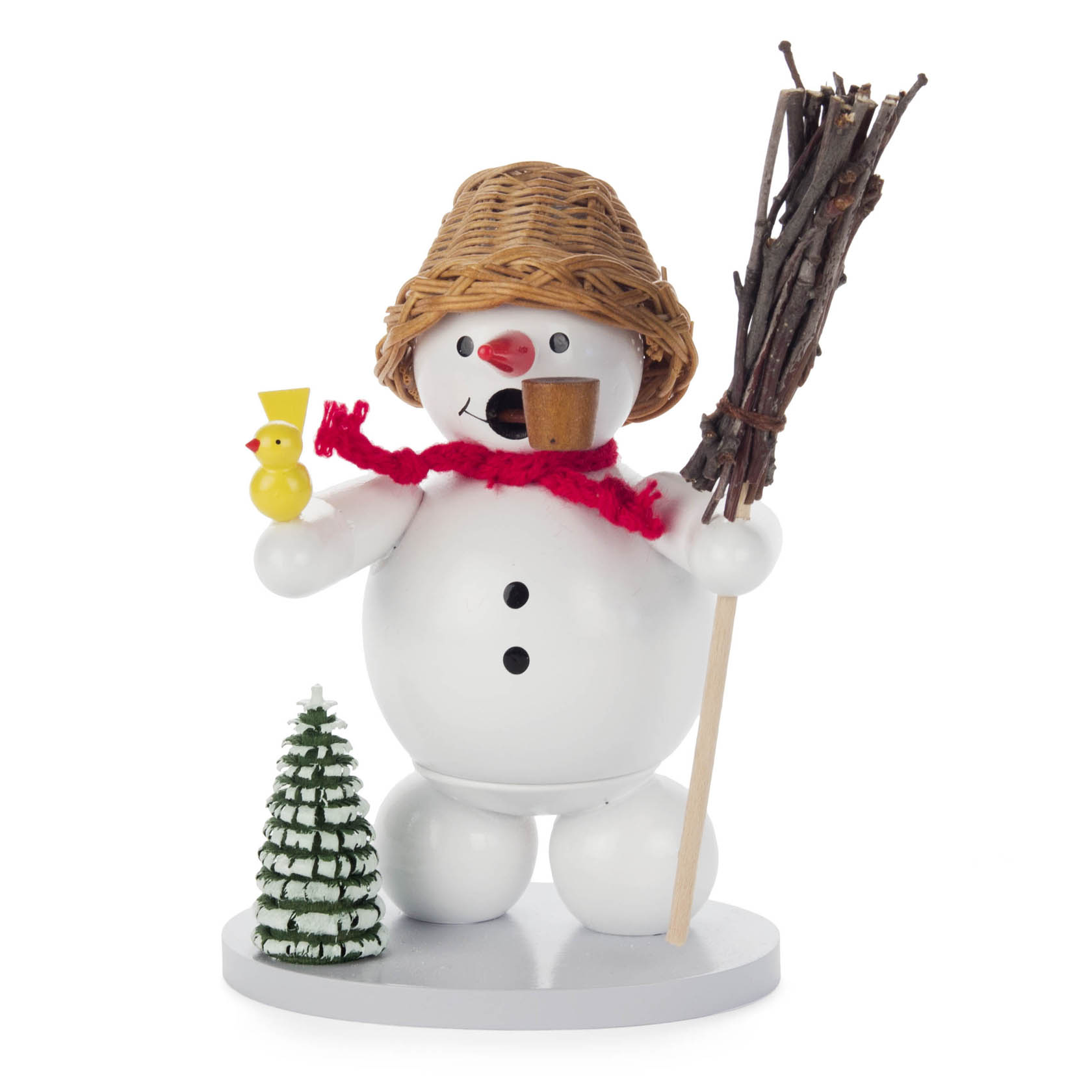 Ein Räuchermann in Form eines Schneemanns mit einem Korbhut auf dem Kopf, einem roten Schal, einer Pfeife im Mund, hält einen Vogel in der einen Hand und einen Baumzweig in der anderen, neben einem kleinen Tannenbaum. im Dregeno Online Shop günstig kaufen