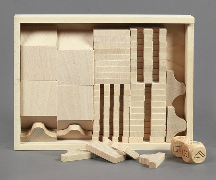 Holzkiste mit verschiedenen geometrischen Holzbauklötzen und zwei bedruckten Würfeln. im Dregeno Online Shop günstig kaufen