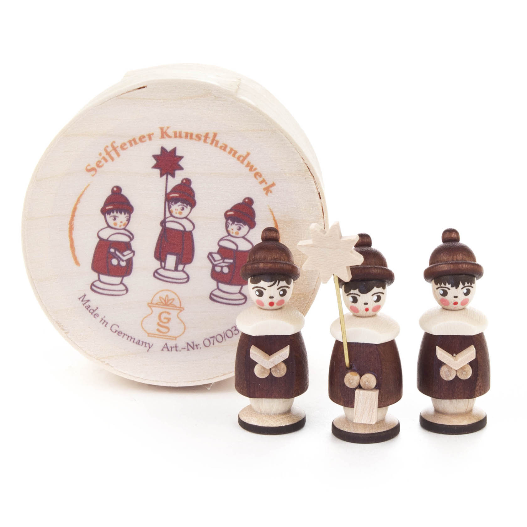 Drei handgeschnitzte Kurrendefiguren in brauner Kleidung mit weißen Details, eine hält einen Sternstab. Sie stehen vor einer runden Holzbox. im Dregeno Online Shop günstig kaufen