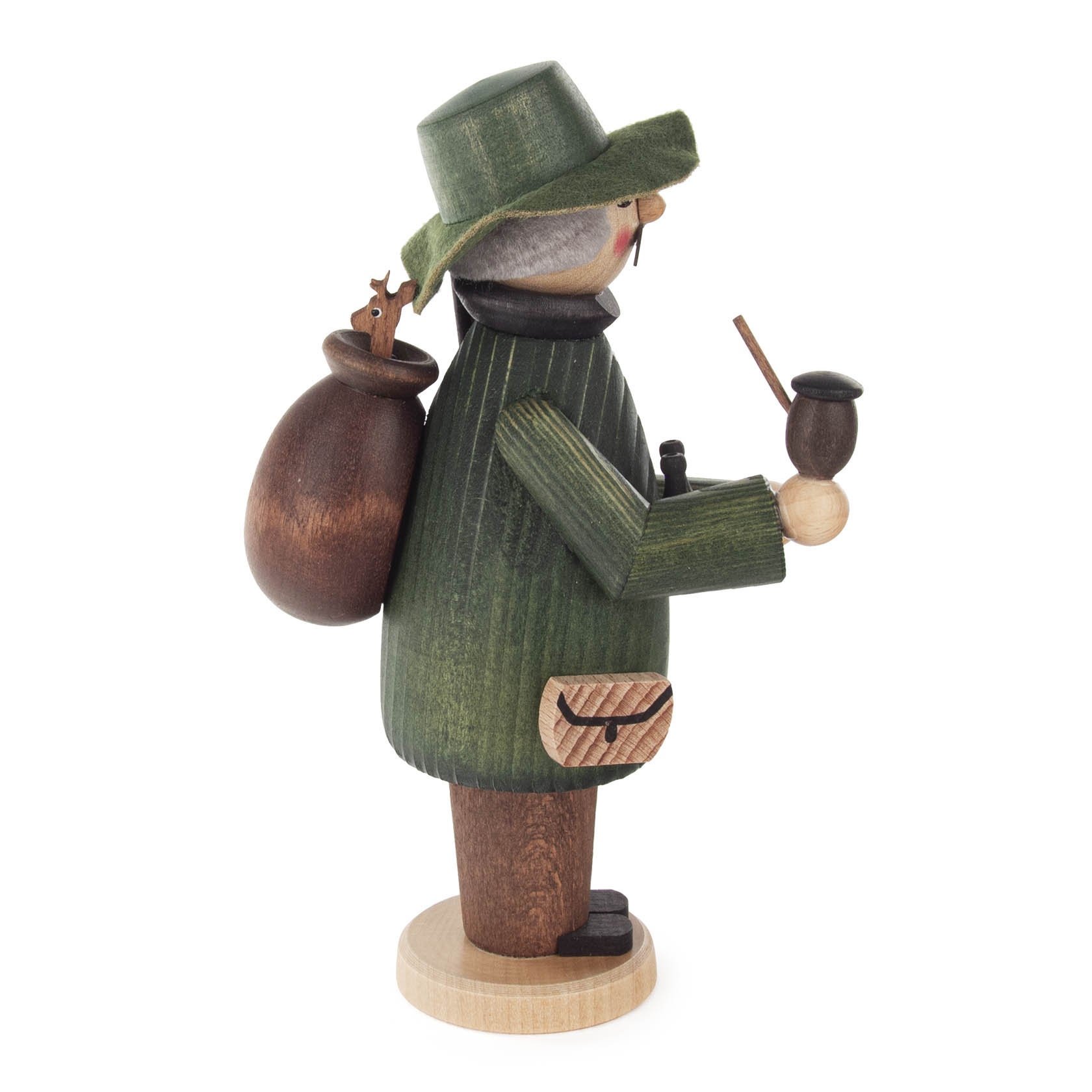 Holzfigur eines Jägers, in grünem Mantel und Hut, trägt eine Pfeife und einen braunen Rucksack, typisch handgeschnitztes deutsches Räuchermännchen.