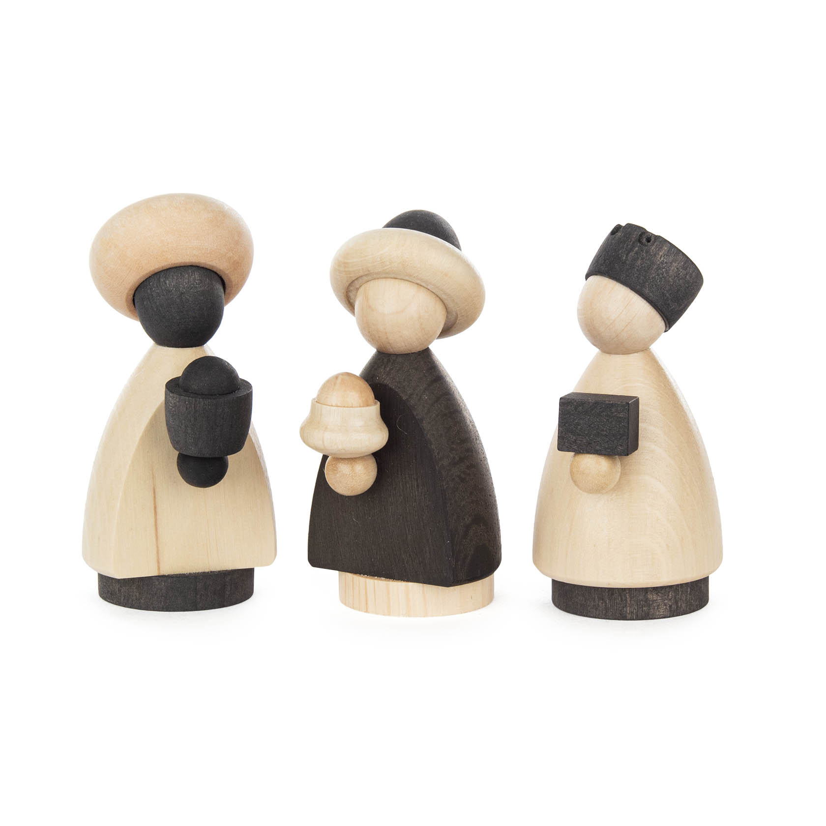 Drei schlichte Holzfiguren der Heiligen Drei Könige mit minimalistischen Zügen, zwei in Naturfarben und eine in dunklem Anthrazit gehalten. im Dregeno Online Shop günstig kaufen