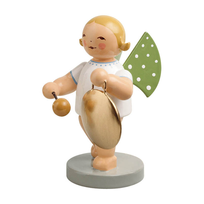 Holzengel mit grünen Flügeln, in weißem Gewand, hält einen goldenen Gong in einer Hand und einen Klöppel in der anderen Hand. im Dregeno Online Shop günstig kaufen