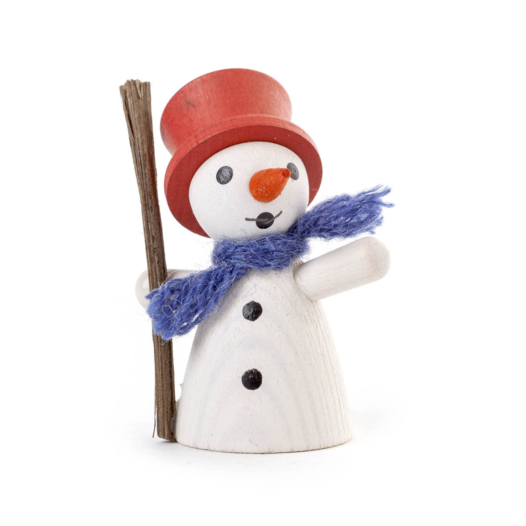 Ein handgeschnitzter Holz-Schneemann mit rotem Zylinderhut, blauem Schal, oranger Karottennase, Kohleknöpfen und einem Stock in der Hand. im Dregeno Online Shop günstig kaufen