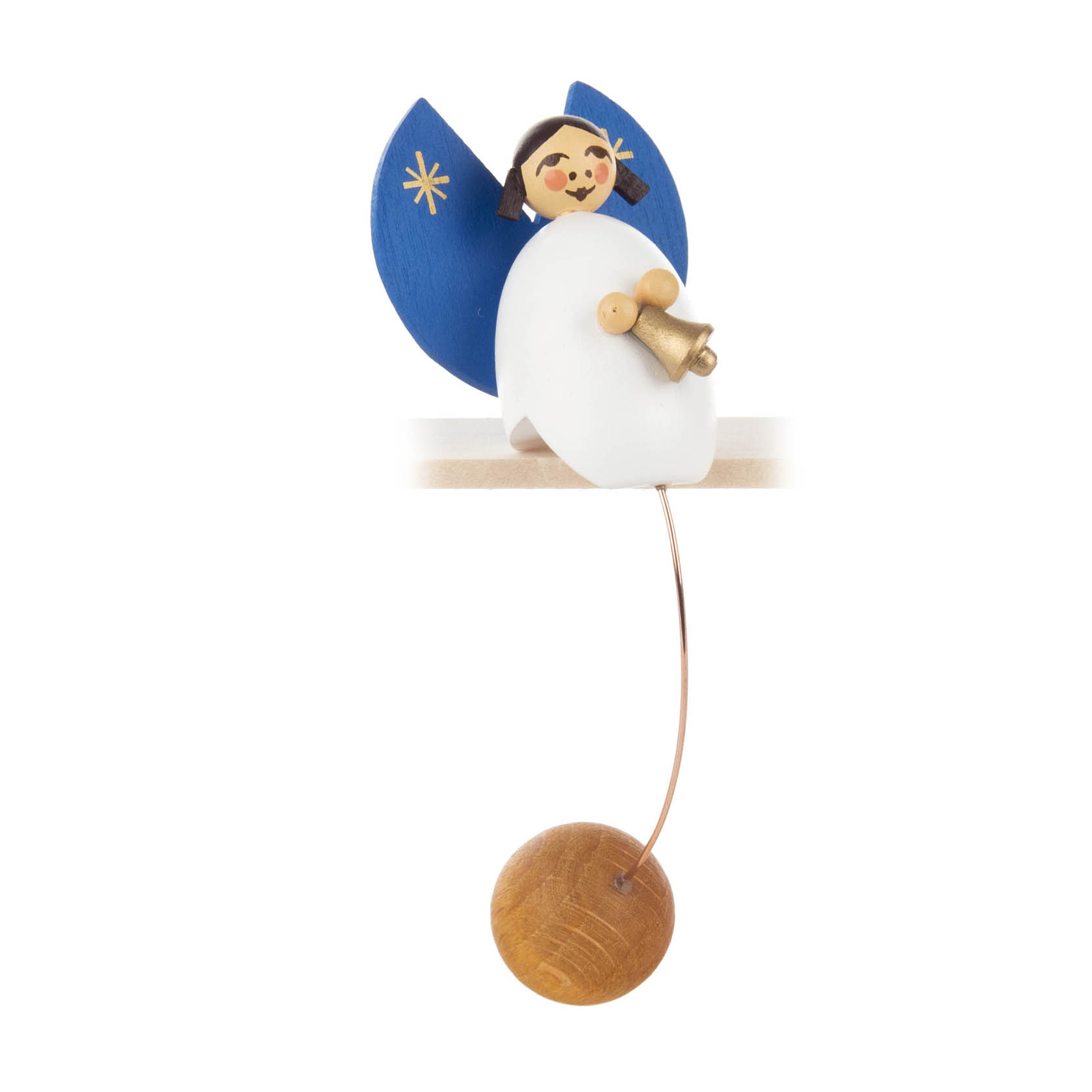 Lächelnder Holzengel mit blauen Flügeln, der eine Glocke hält und auf einer Schaukel mit Holzkugel als Gegengewicht schwingt. im Dregeno Online Shop günstig kaufen