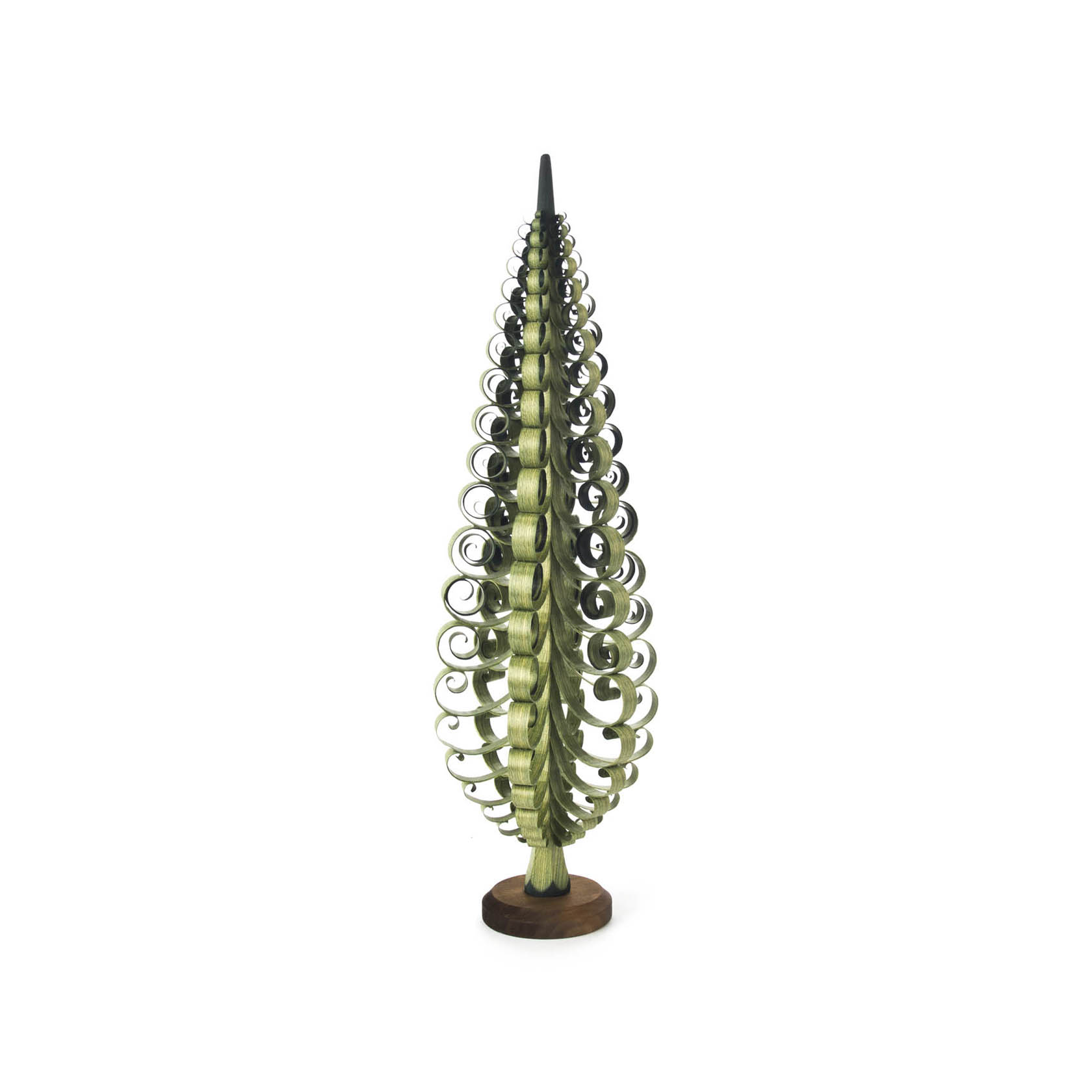 Ein grüner Holz-Spanbaum mit spiralförmigen Schnitzereien, stehend auf einem runden Sockel. Der Baum ist 45 cm hoch. im Dregeno Online Shop günstig kaufen